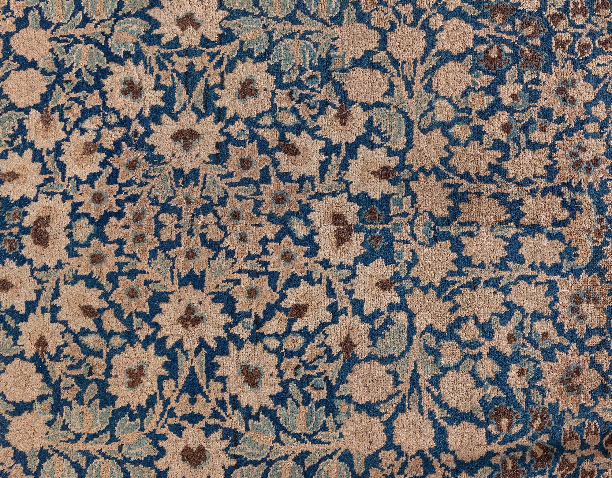 Ancien chemin de table persan Kirman en laine tissée à la main bleu indigo, beige et marron
Taille : 93 × 487 cm (3'1