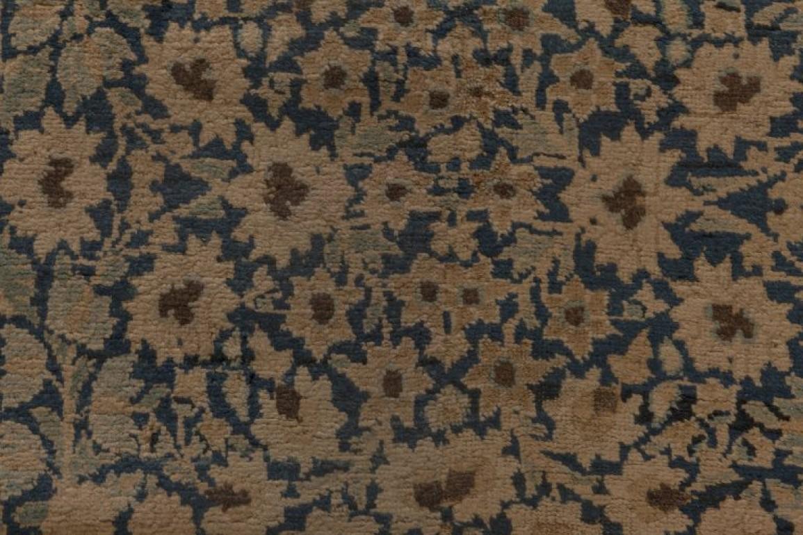 Ancien chemin de table persan Kirman en laine tissée à la main bleu indigo, beige et marron
Taille : 93 × 487 cm (3'1