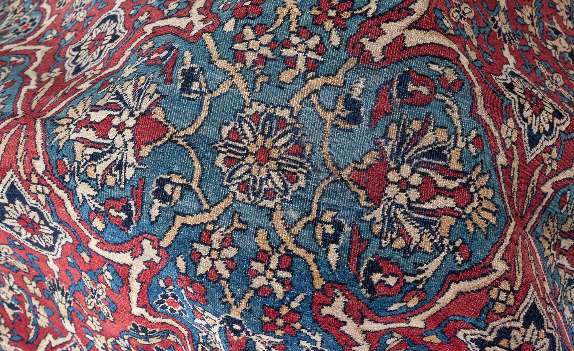 20ième siècle Tapis persan ancien Kirman rouge, bleu et beige en vente