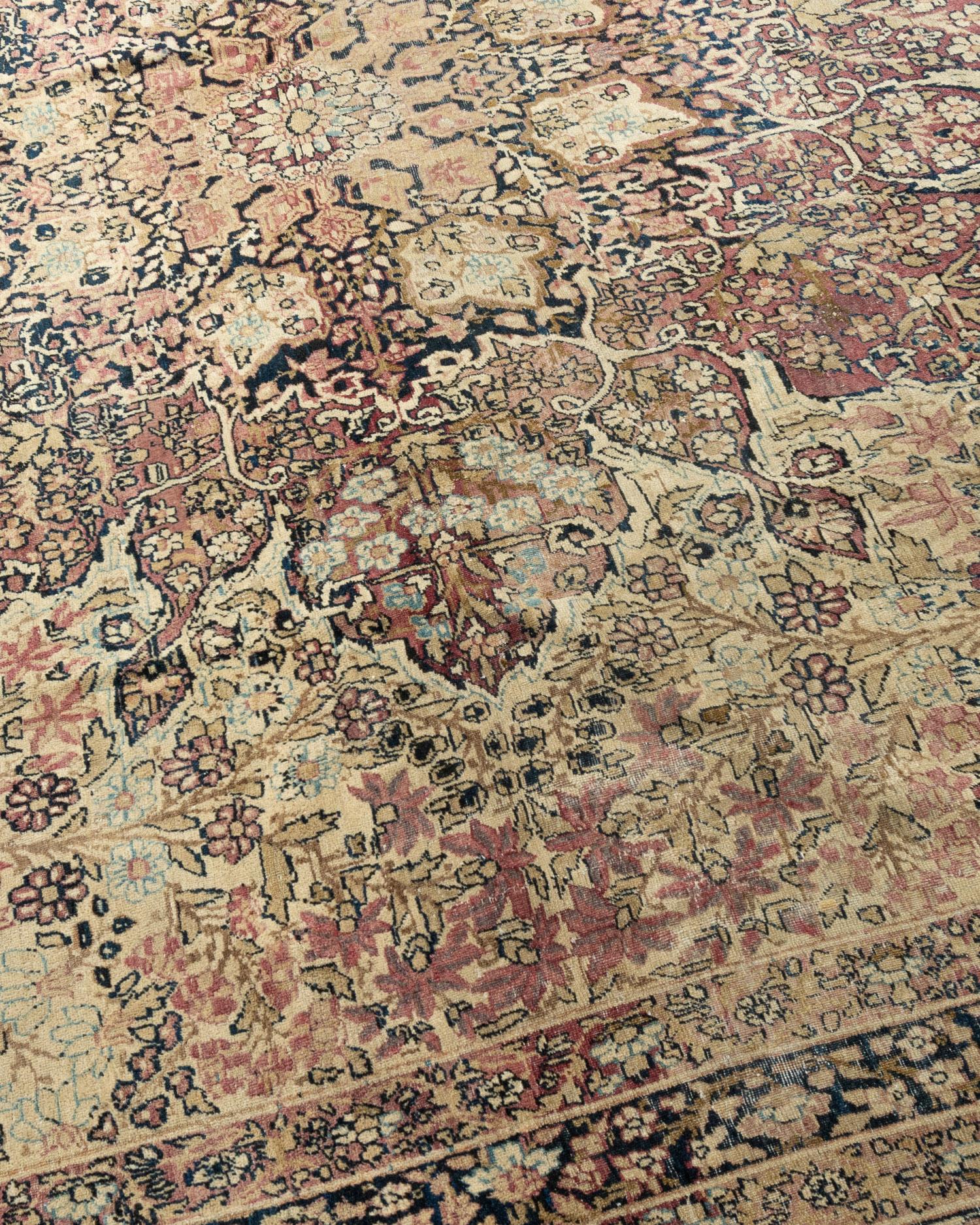 Antiker persischer Kirman-Teppich, um 1880  10'10 x 16'3 (Wolle) im Angebot