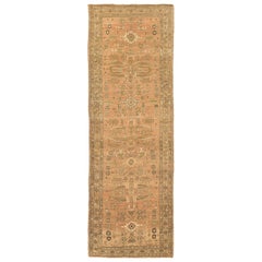 Tapis de couloir persan Koliai ancien avec détails tribaux et floraux sur fond ivoire