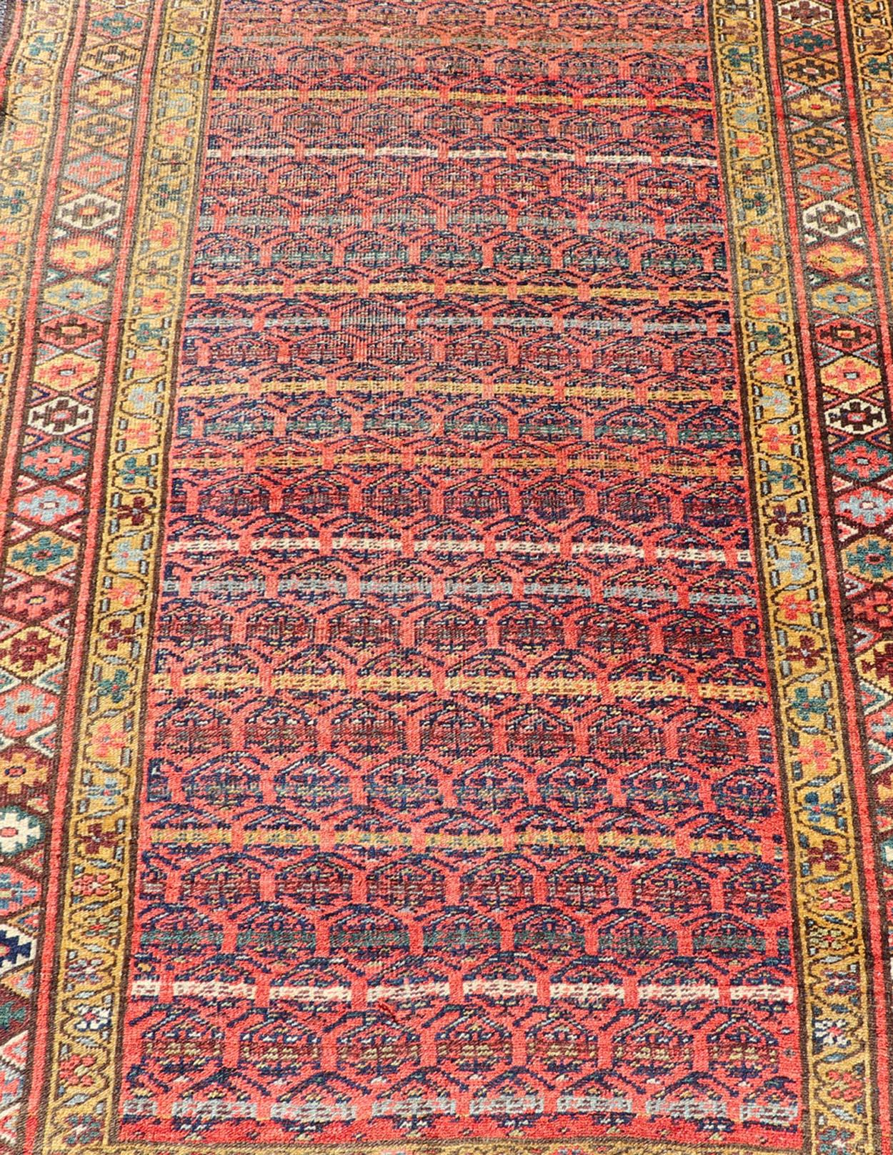 Antiker persischer Kurdischer Bidjar-Galerie-Teppich mit wiederkehrendem Paisleymuster (Stammeskunst) im Angebot