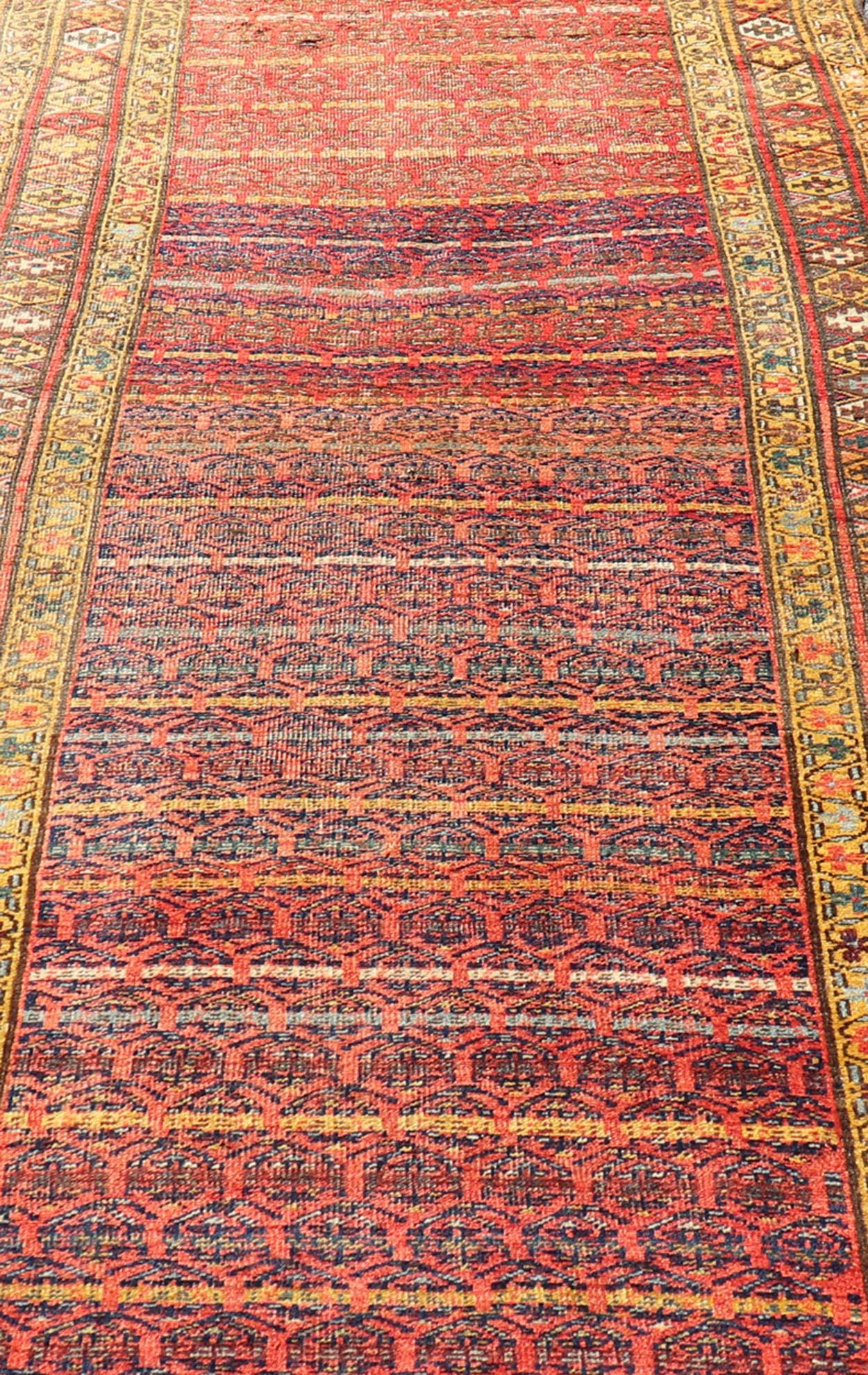 Antiker persischer Kurdischer Bidjar-Galerie-Teppich mit wiederkehrendem Paisleymuster im Angebot 1