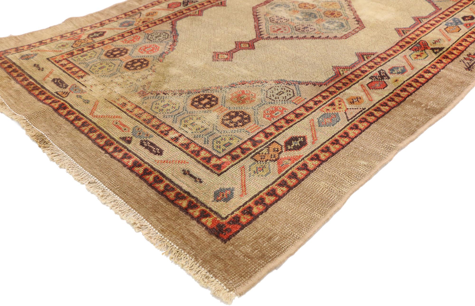 72857 Alfombra Persa Kurda Antigua Desgastada, 03'04 x 05'07. Originarias de las regiones kurdas, principalmente de Irán, aunque también se encuentran en partes de Irak, Turquía y Siria, las alfombras kurdas persas son veneradas por su calidad,