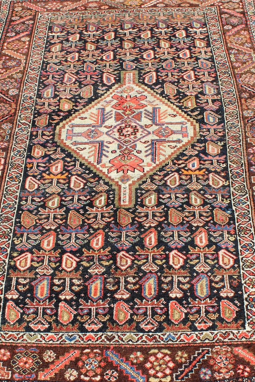 Ancien tapis persan kurde coloré avec médaillon et motifs géométriques en vente 2