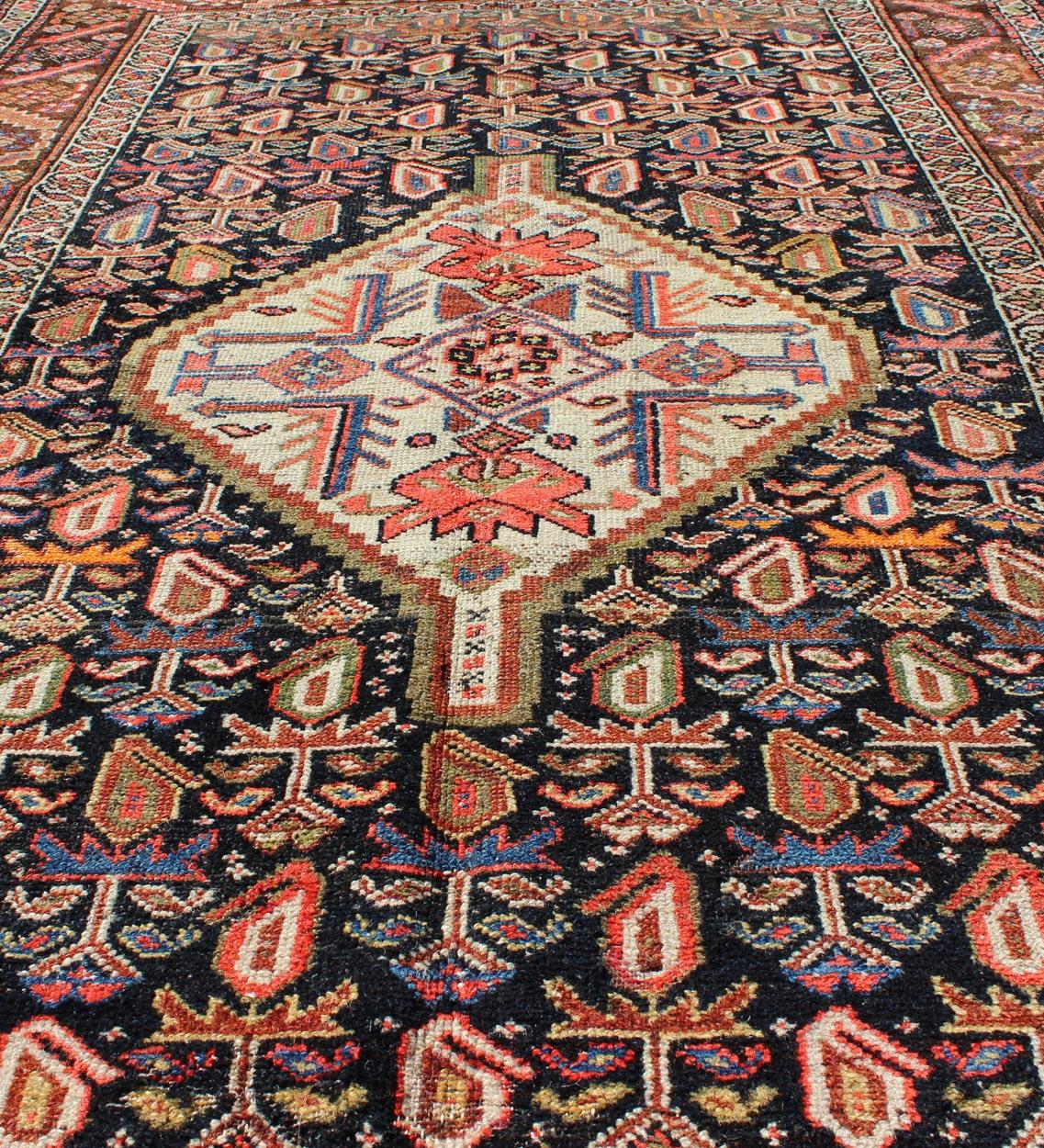 Ancien tapis persan kurde coloré avec médaillon et motifs géométriques en vente 3