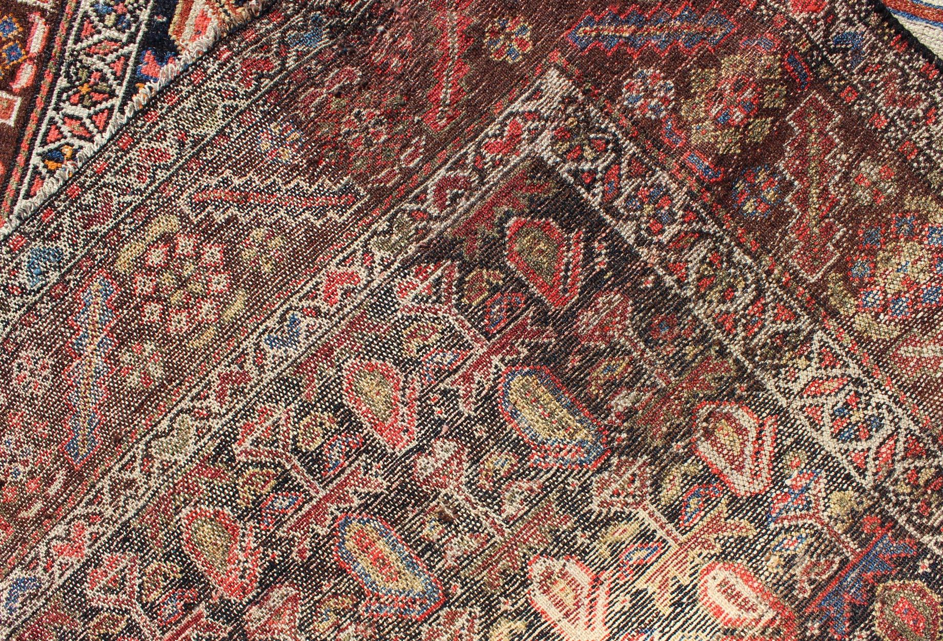 Ancien tapis persan kurde coloré avec médaillon et motifs géométriques en vente 4