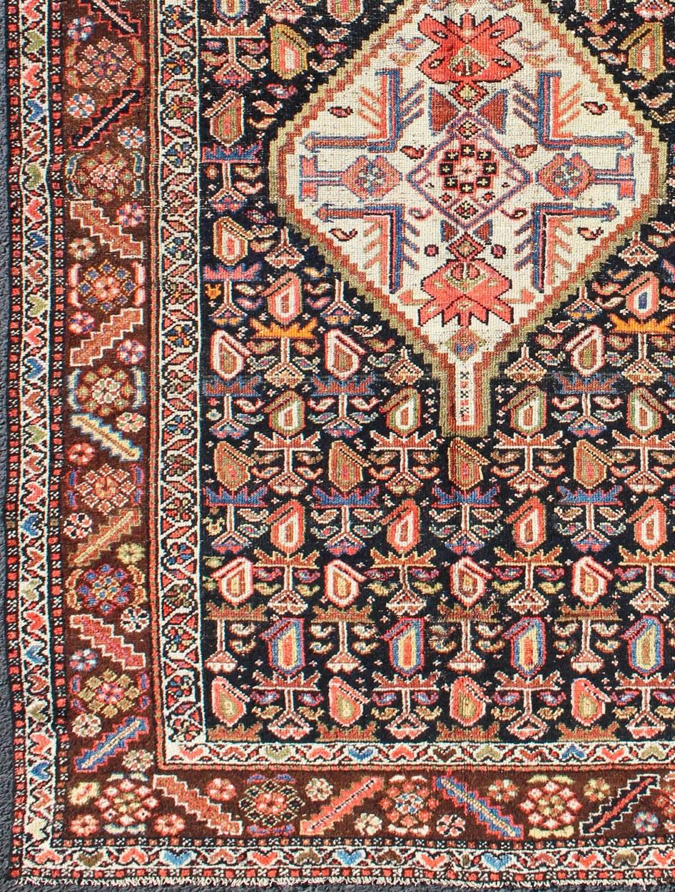 Tapis géométrique kurde ancien de Perse avec médaillon et motif all-over, tapis ema-7570, pays d'origine / type : Iran / Kurde, vers 1910.

Ce tapis tribal kurde ancien a été tissé par des tisserands kurdes en Perse occidentale. Ils utilisaient