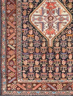 Antiker kurdischer Teppich mit zentralem elfenbeinfarbenem Medaillon und sich wiederholenden Paisley-Motiven