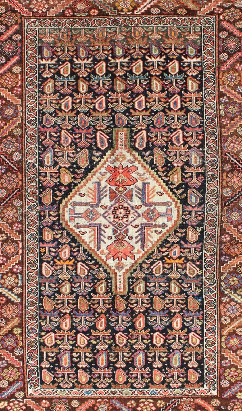 Tribal Ancien tapis persan kurde coloré avec médaillon et motifs géométriques en vente