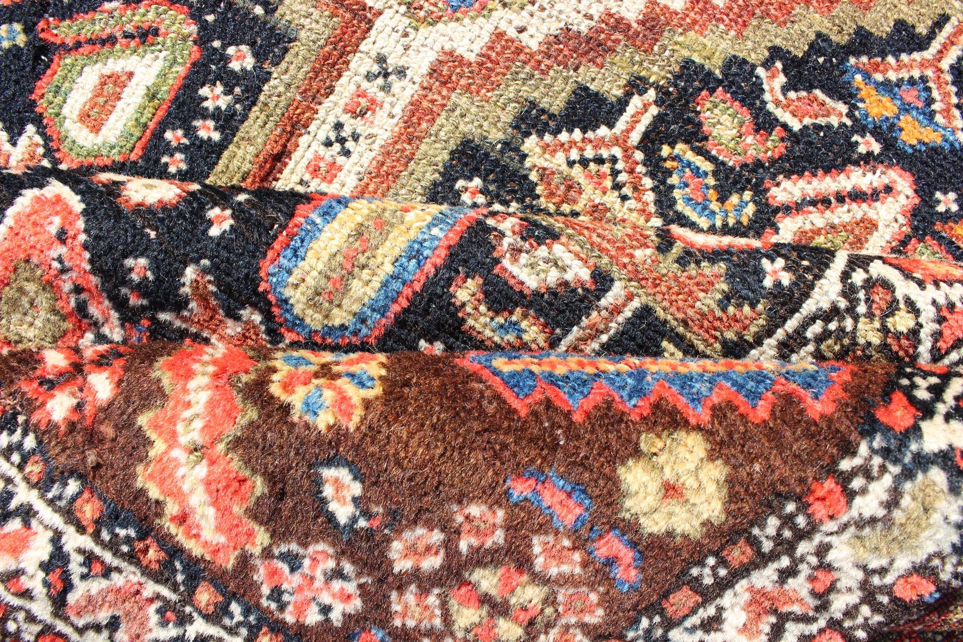 Noué à la main Ancien tapis persan kurde coloré avec médaillon et motifs géométriques en vente