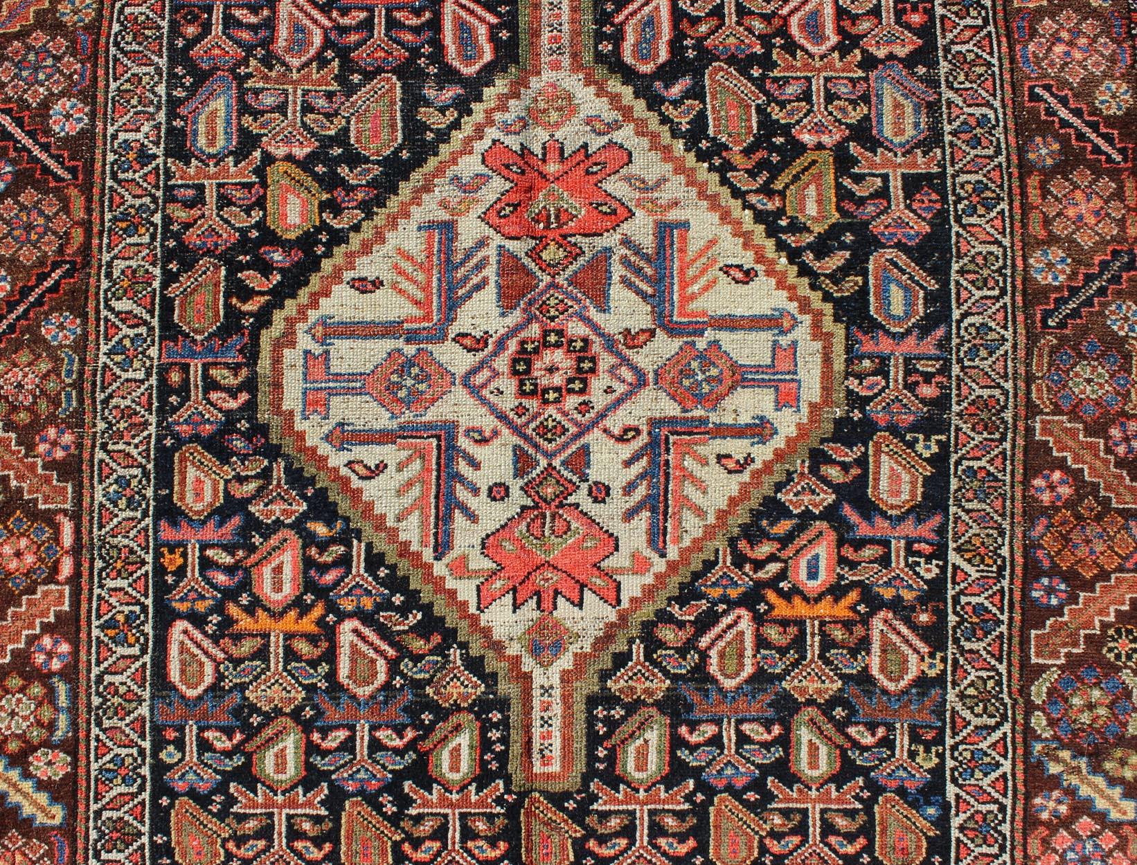 Ancien tapis persan kurde coloré avec médaillon et motifs géométriques Bon état - En vente à Atlanta, GA
