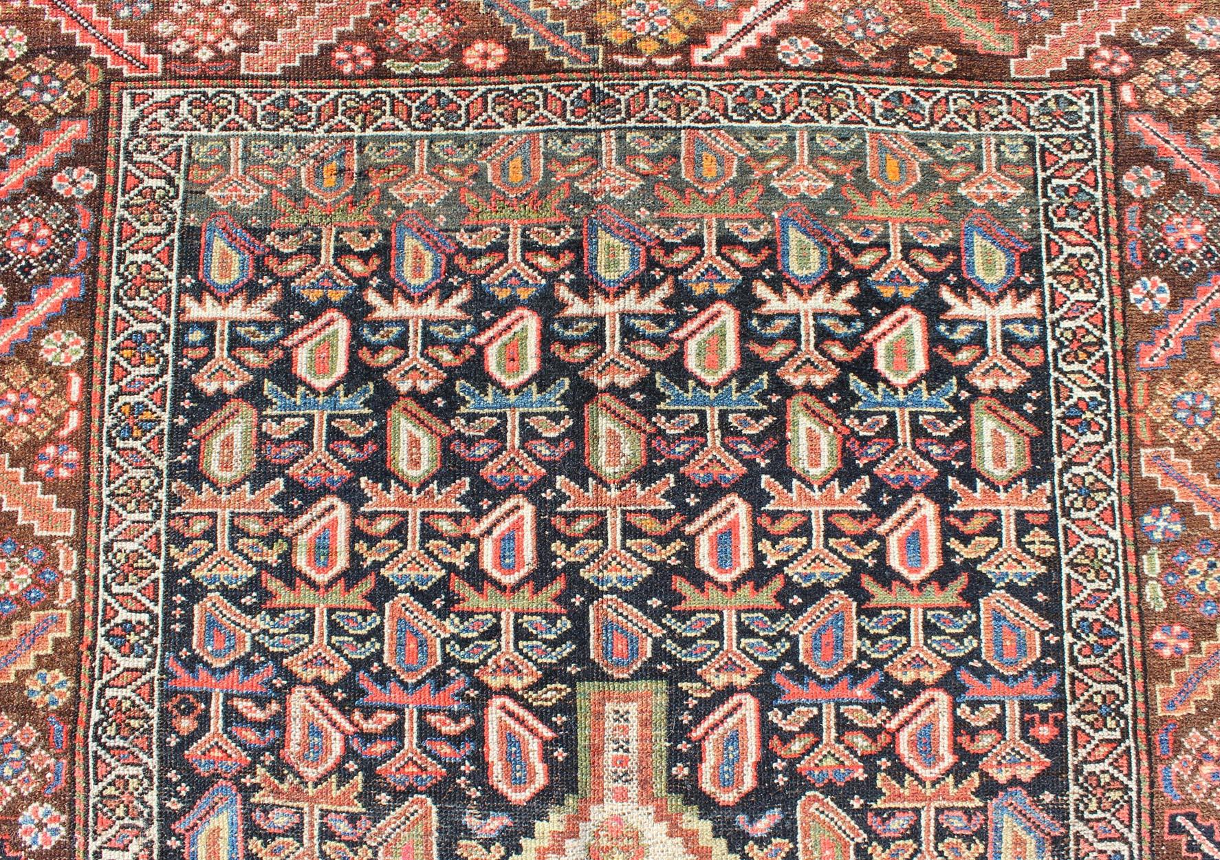 Début du 20ème siècle Ancien tapis persan kurde coloré avec médaillon et motifs géométriques en vente