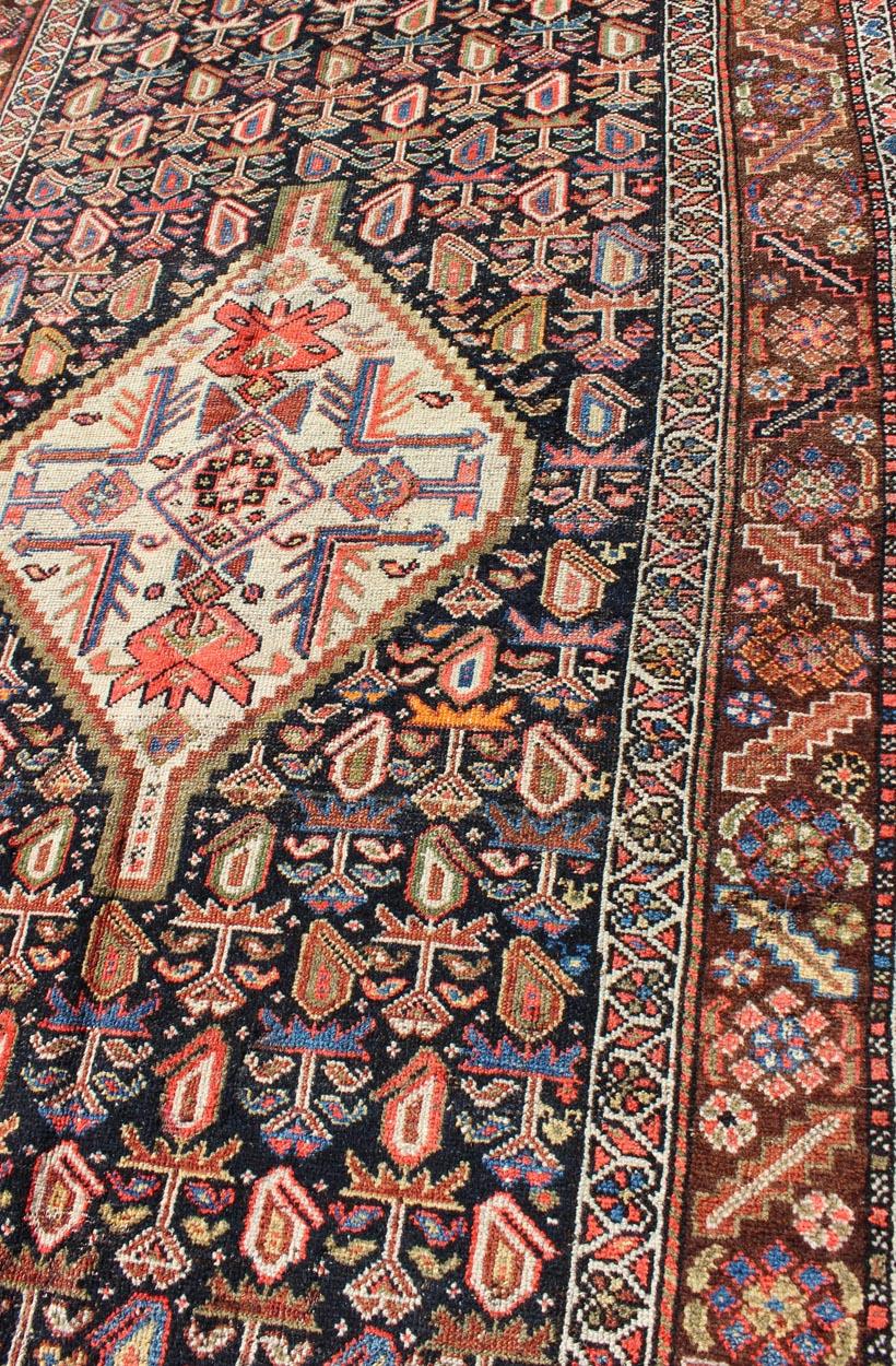 Ancien tapis persan kurde coloré avec médaillon et motifs géométriques en vente 1