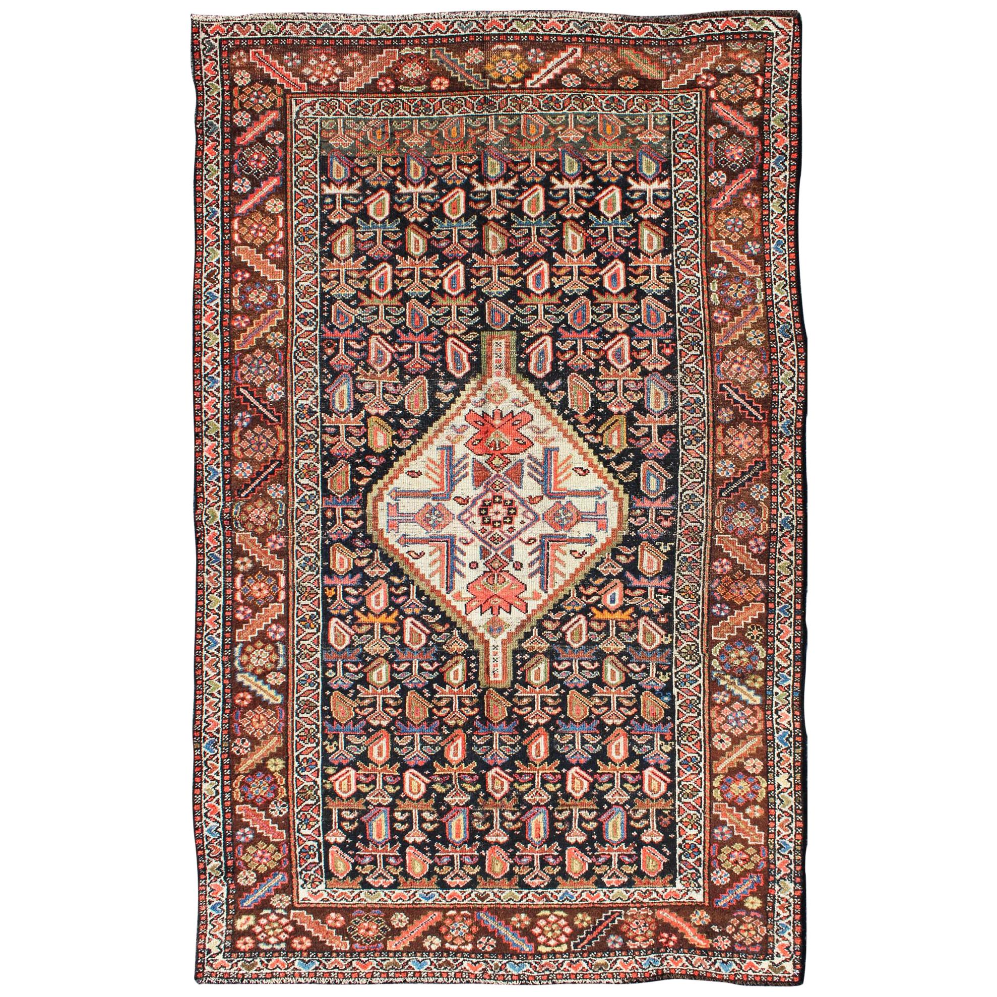 Ancien tapis persan kurde coloré avec médaillon et motifs géométriques en vente