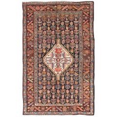 Ancien tapis persan kurde coloré avec médaillon et motifs géométriques