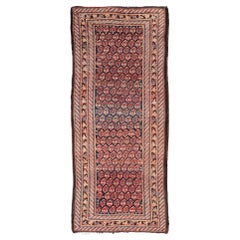 Ancien tapis de galerie persan kurde ancien avec motif sous-géométrique sur toute sa surface
