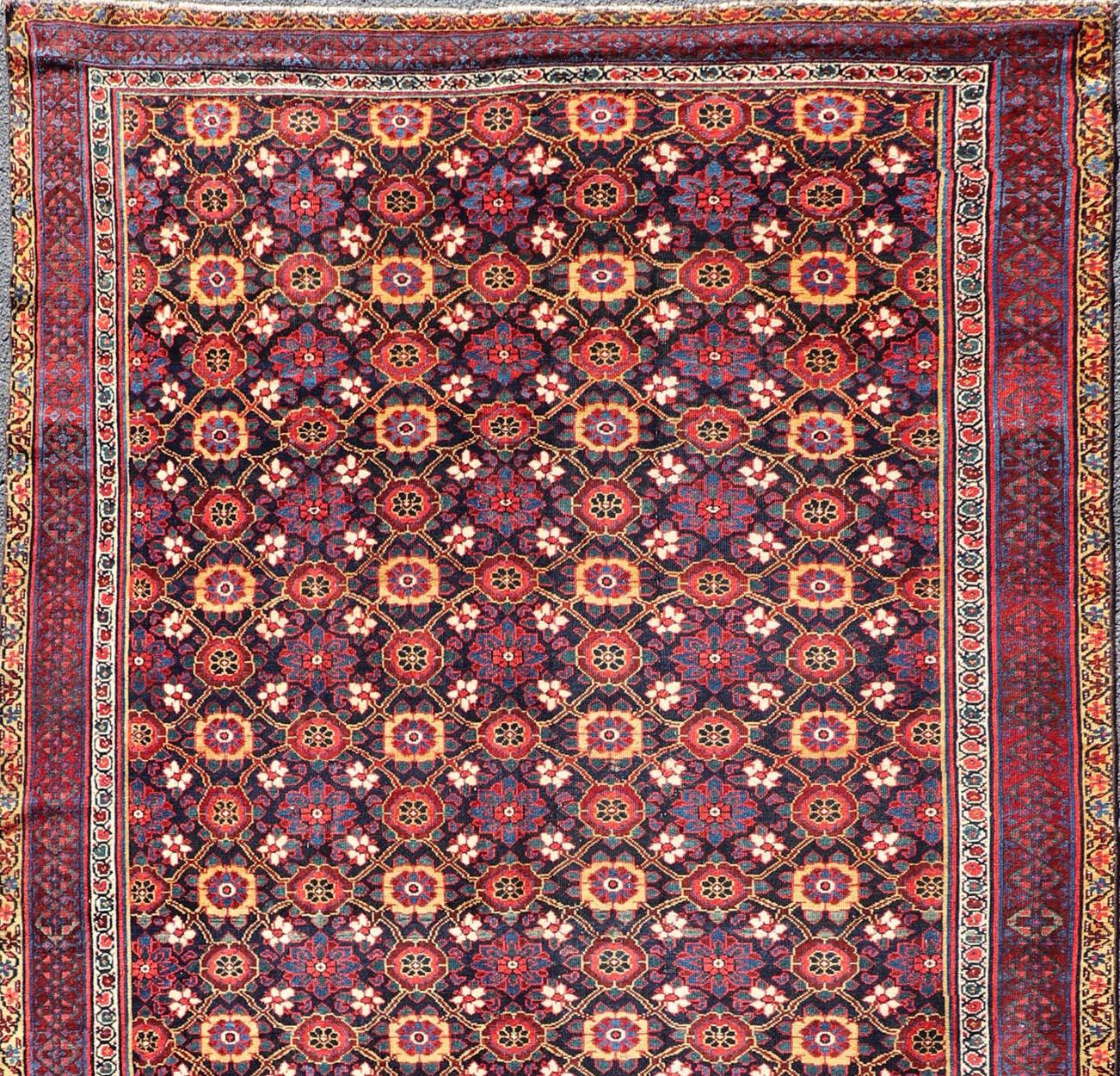 Maße: 6'5 x 12'5
Antiker persisch-kurdischer Gallery-Teppich mit kompliziertem Blumenmuster 6'5 x 12'5. Keivan Woven Arts/ rug/A24-0804, Herkunftsland / Art: Iran / Kurdisch, um 1900.

Dieser antike persisch-kurdische Galerieteppich besticht durch
