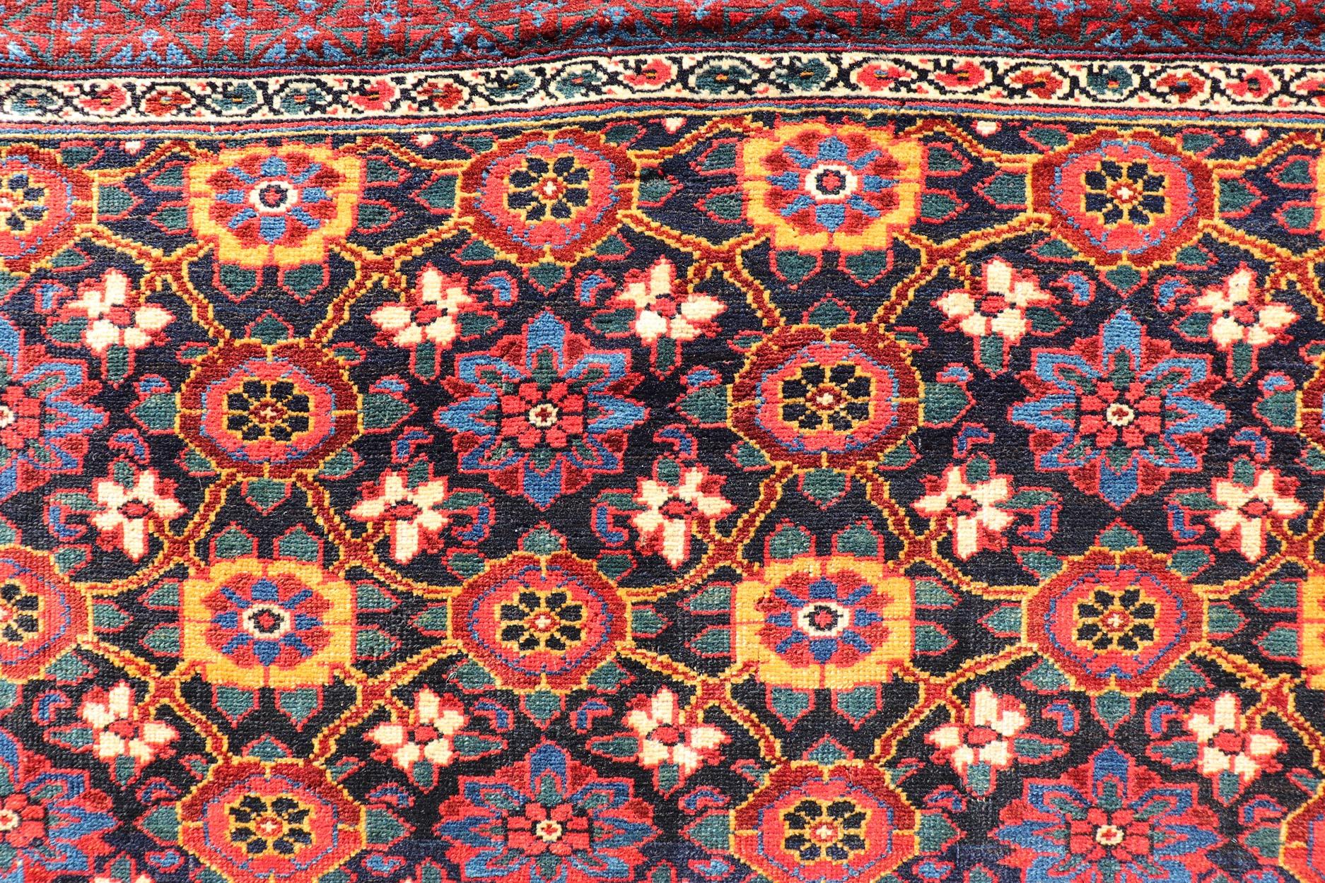 Antiker persisch-kurdischer Gallery-Teppich mit kompliziertem Blumenmuster 6'5 x 12'5 (Persisch) im Angebot