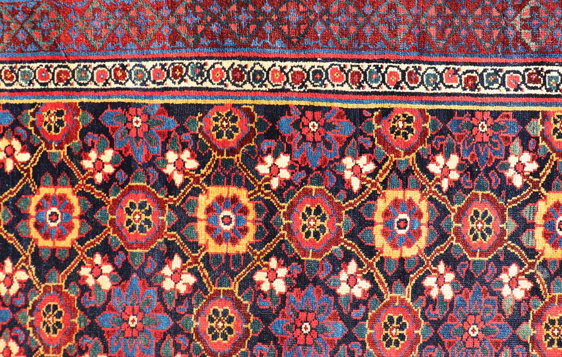 Antiker persisch-kurdischer Gallery-Teppich mit kompliziertem Blumenmuster 6'5 x 12'5 (Handgeknüpft) im Angebot