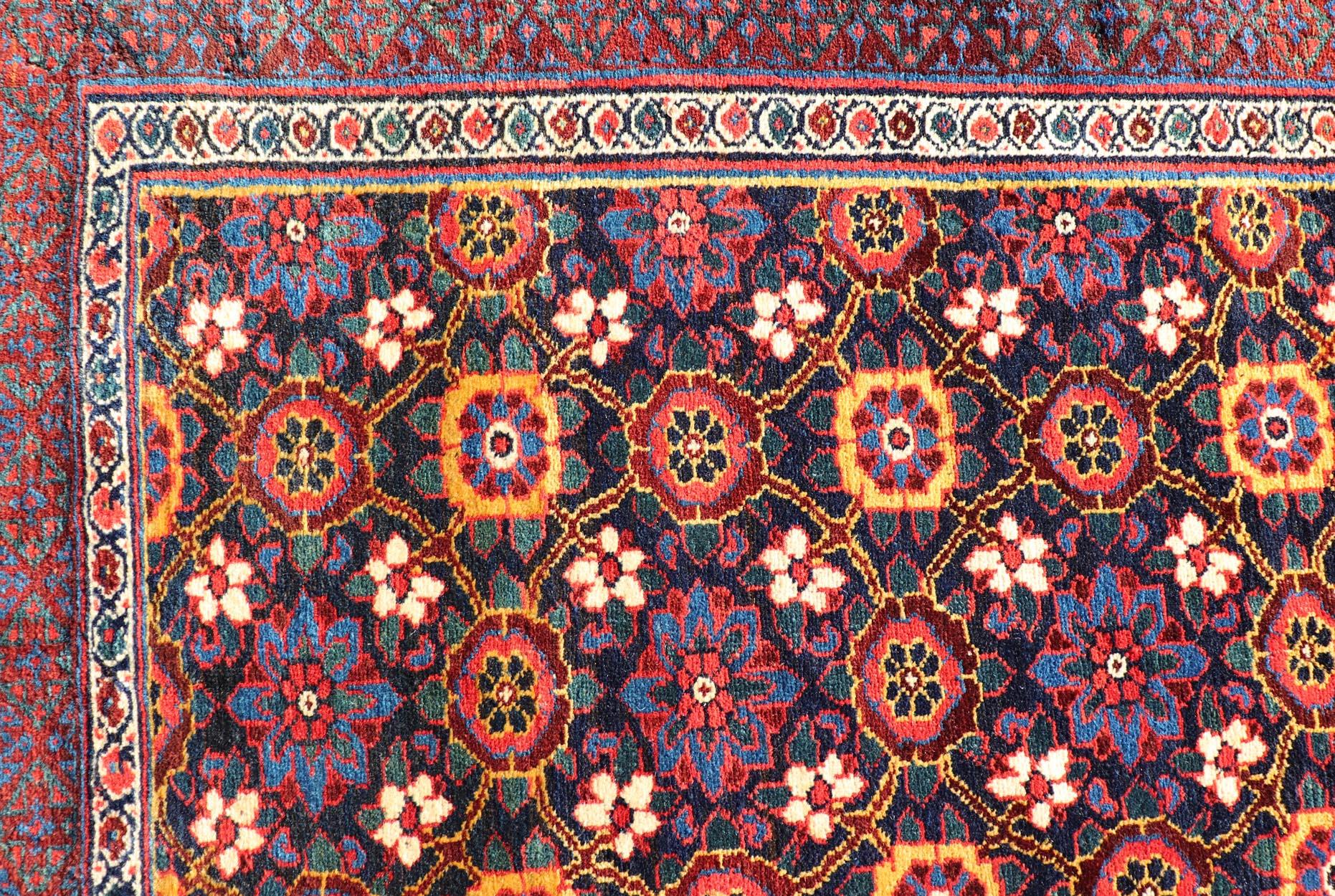 Antiker persisch-kurdischer Gallery-Teppich mit kompliziertem Blumenmuster 6'5 x 12'5 im Zustand „Gut“ im Angebot in Atlanta, GA