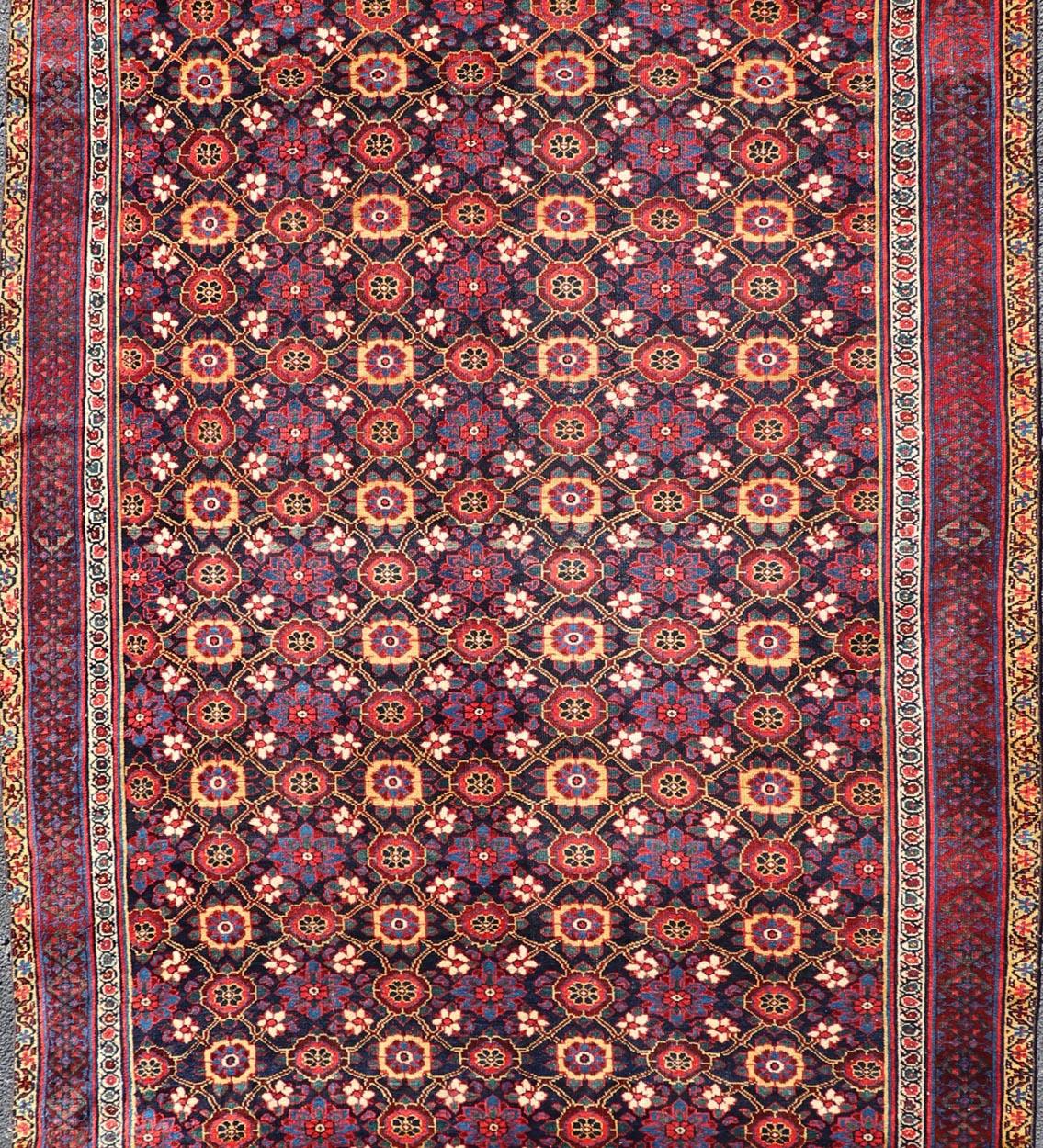 Antiker persisch-kurdischer Gallery-Teppich mit kompliziertem Blumenmuster 6'5 x 12'5 (Frühes 20. Jahrhundert) im Angebot