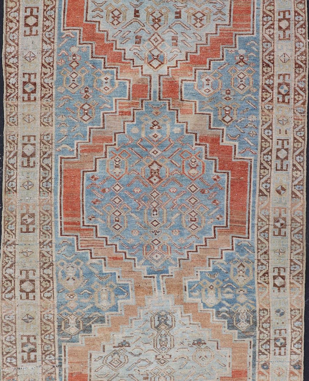 Ancien tapis persan Kurdish Gallery avec de grands médaillons en bleu doux5'0 x 11'2 en vente 2