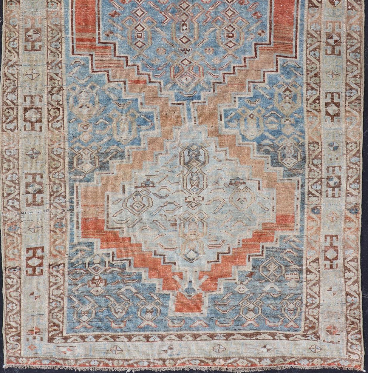 Ancien tapis persan Kurdish Gallery avec de grands médaillons en bleu doux5'0 x 11'2 en vente 3