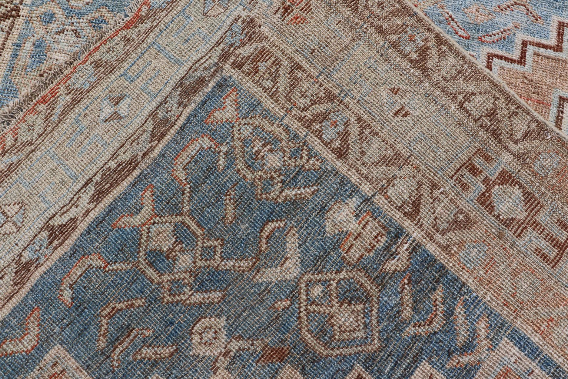 Ancien tapis persan Kurdish Gallery avec de grands médaillons en bleu doux5'0 x 11'2 en vente 4