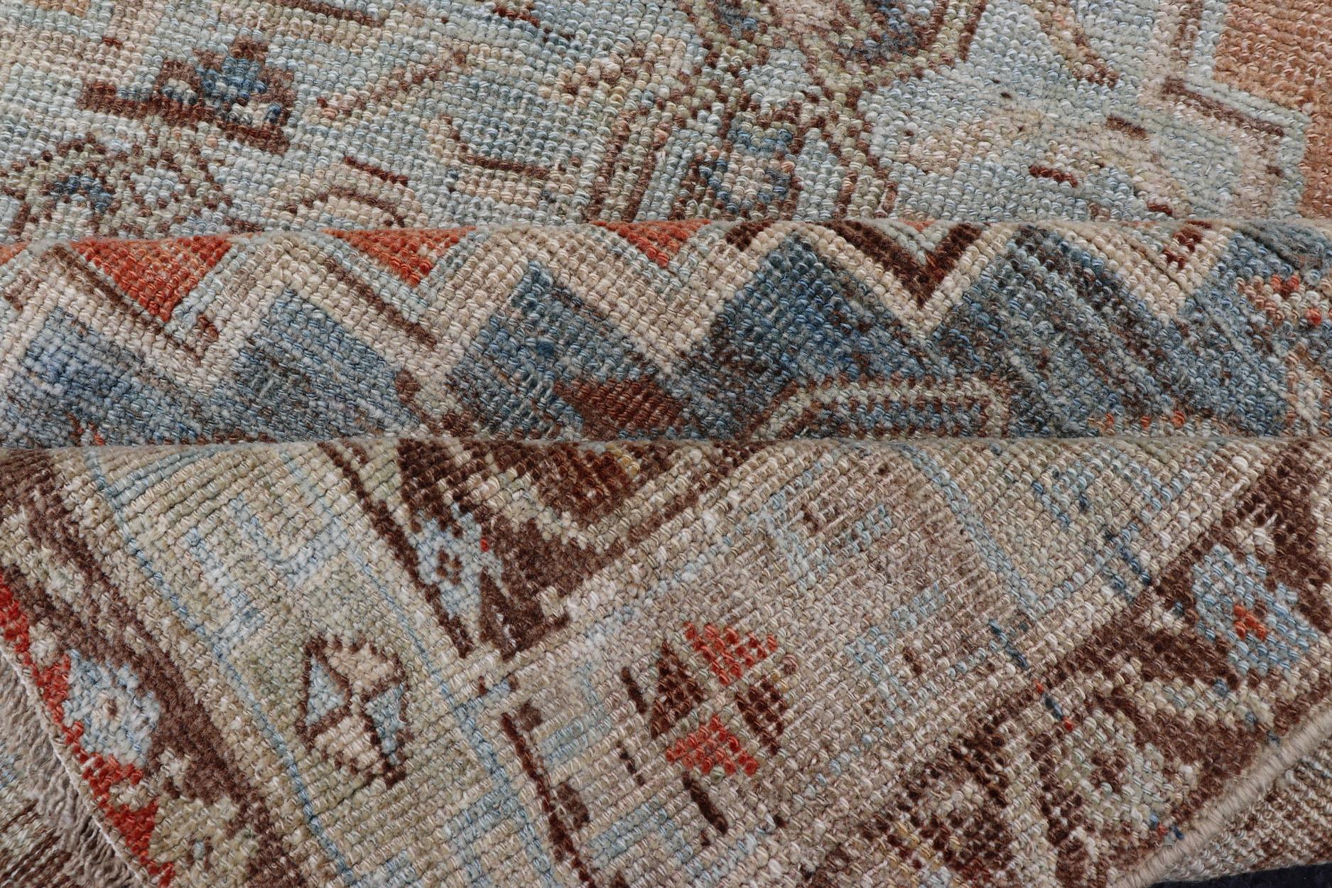 Ancien tapis persan Kurdish Gallery avec de grands médaillons en bleu doux5'0 x 11'2 en vente 5