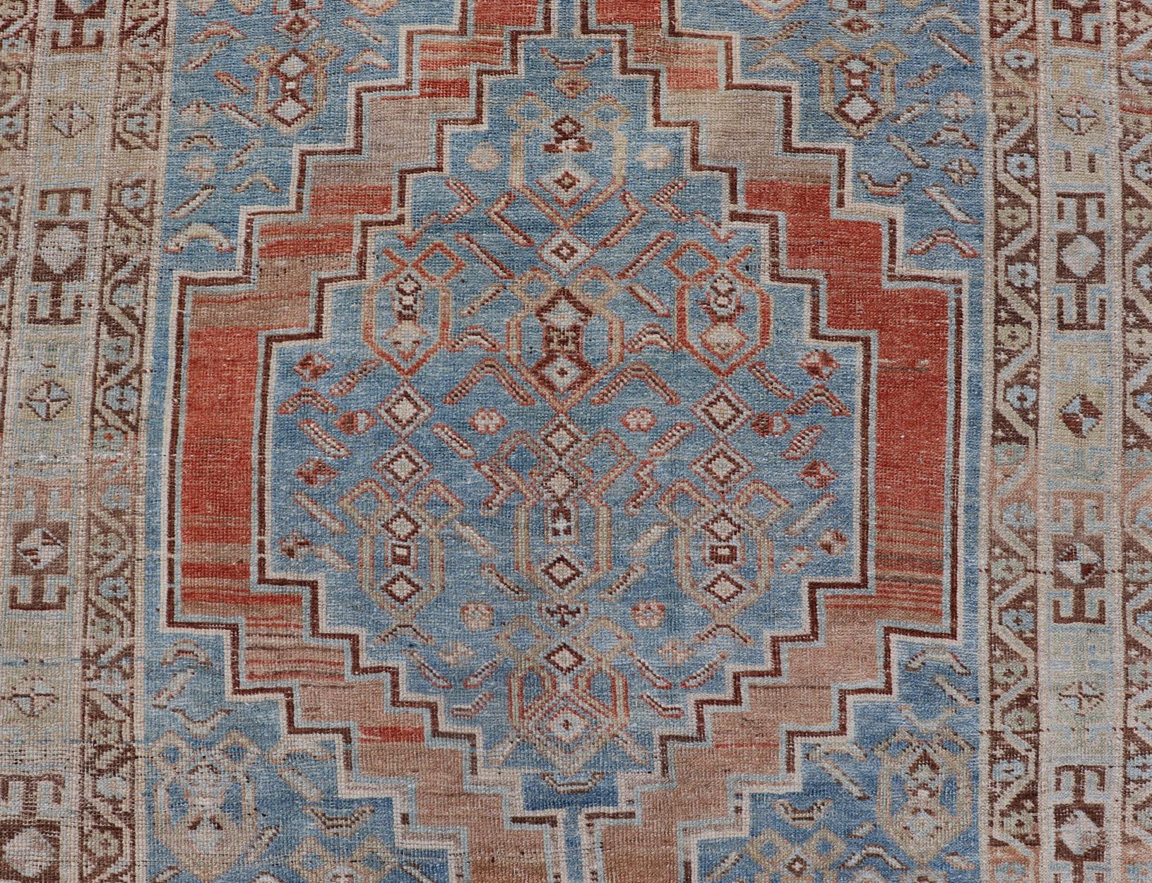 Ancien tapis persan Kurdish Gallery avec de grands médaillons en bleu doux5'0 x 11'2 en vente 8