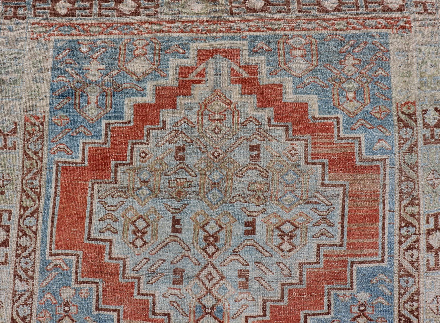 Mesures : 5'0 x 11'2 

Antique Persan Kurdish Gallery Rug with Large Medallions in Soft Blue5'0 x 11'2.Keivan Woven Arts/ rug/ZIR-67-KV-19 , country of origin / type : Iran / Kurdish, circa 1930.
Tapis de galerie persan kurde ancien présentant un