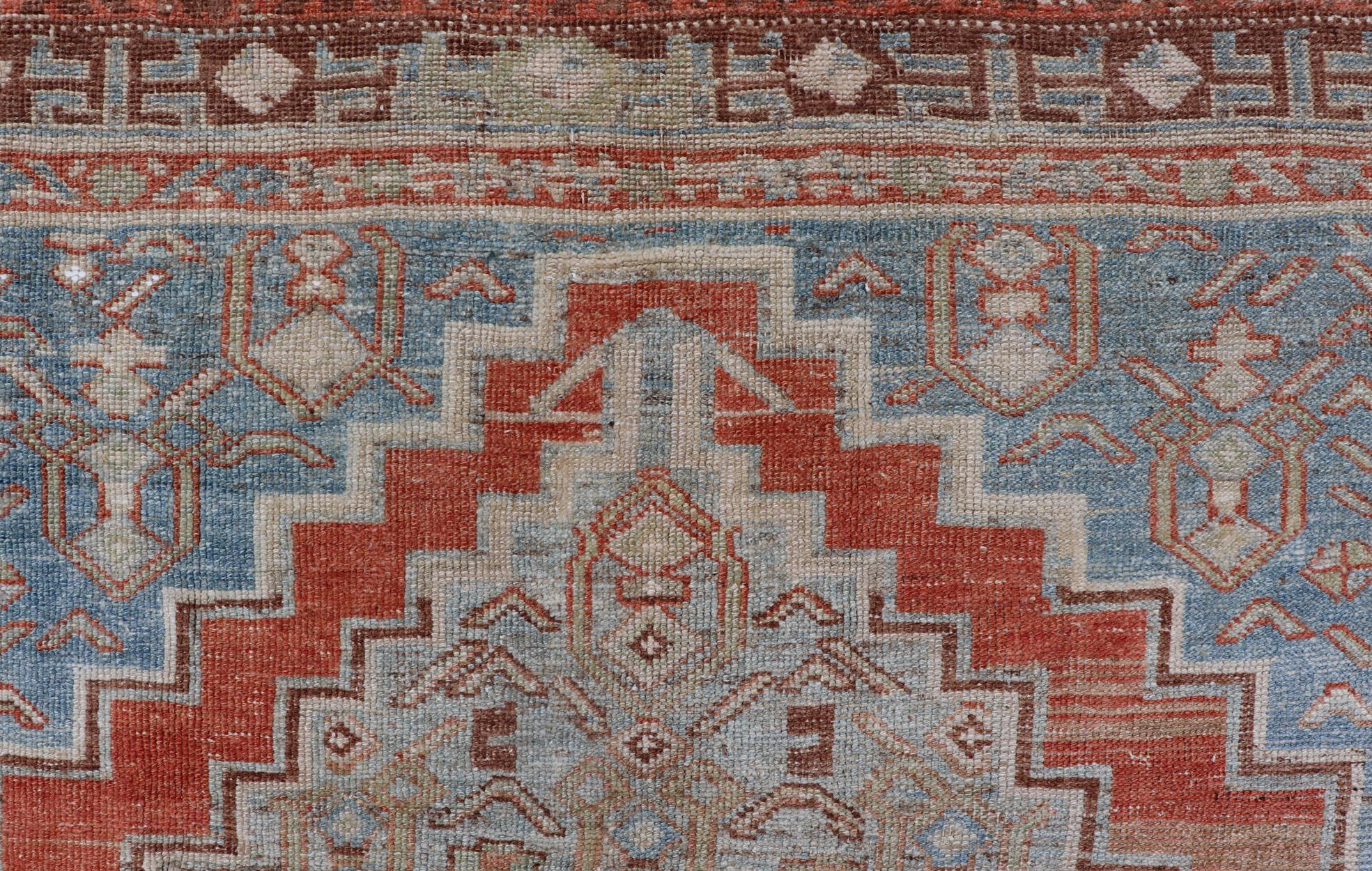 Ancien tapis persan Kurdish Gallery avec de grands médaillons en bleu doux5'0 x 11'2 Bon état - En vente à Atlanta, GA