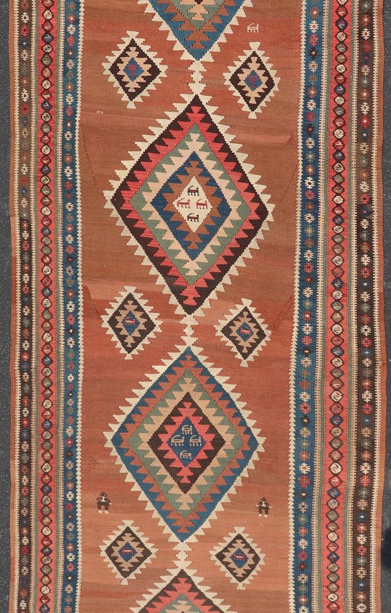 Tapis de couloir Kilim persan ancien avec motif de médaillon géométrique en vente 3