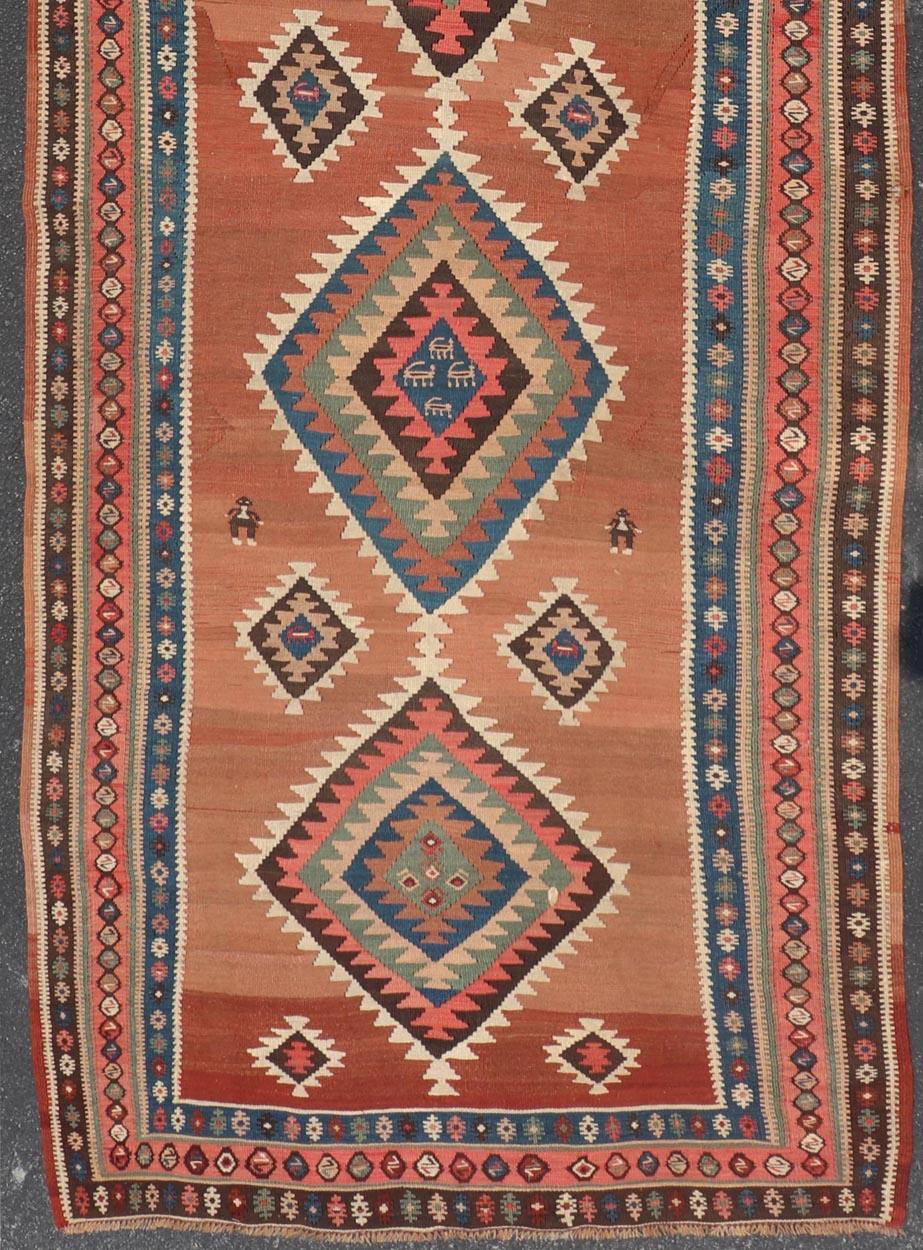 Tapis de couloir Kilim persan ancien avec motif de médaillon géométrique en vente 4