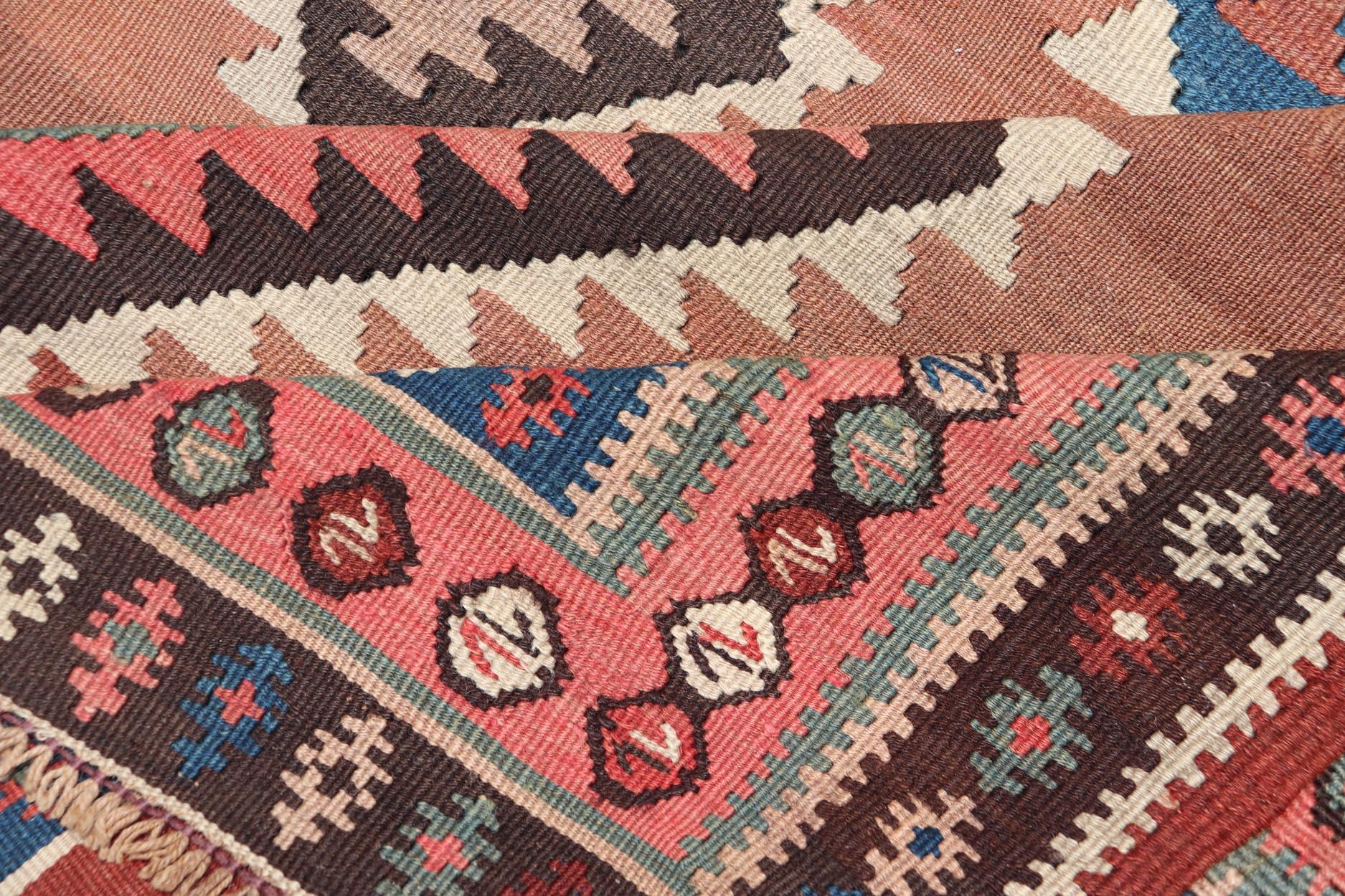 Tapis de couloir Kilim persan ancien avec motif de médaillon géométrique en vente 5
