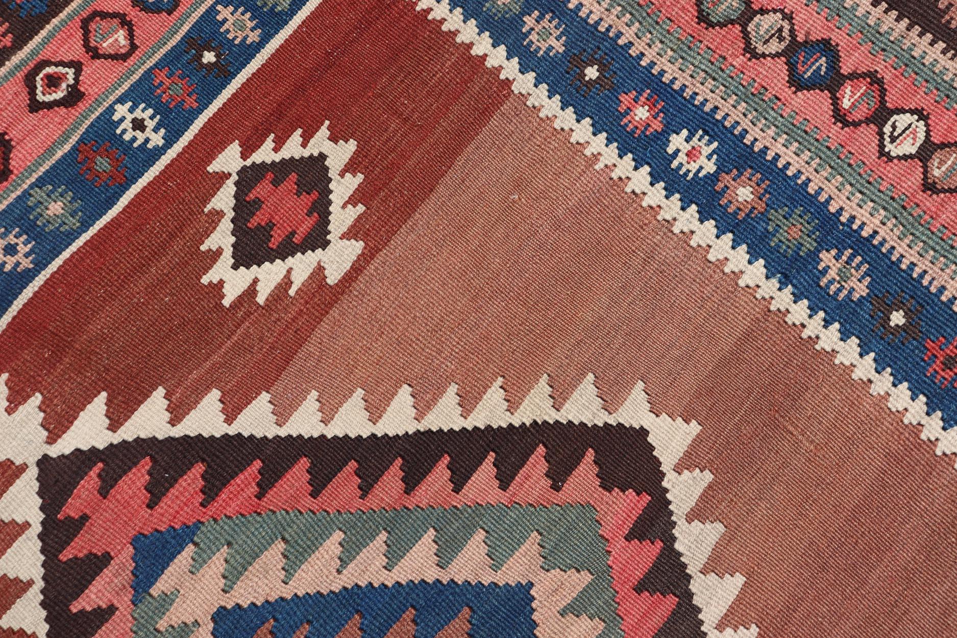 Tapis de couloir Kilim persan ancien avec motif de médaillon géométrique en vente 6