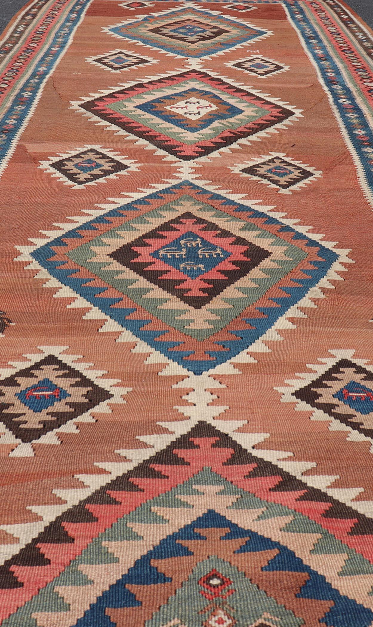Perse Tapis de couloir Kilim persan ancien avec motif de médaillon géométrique en vente