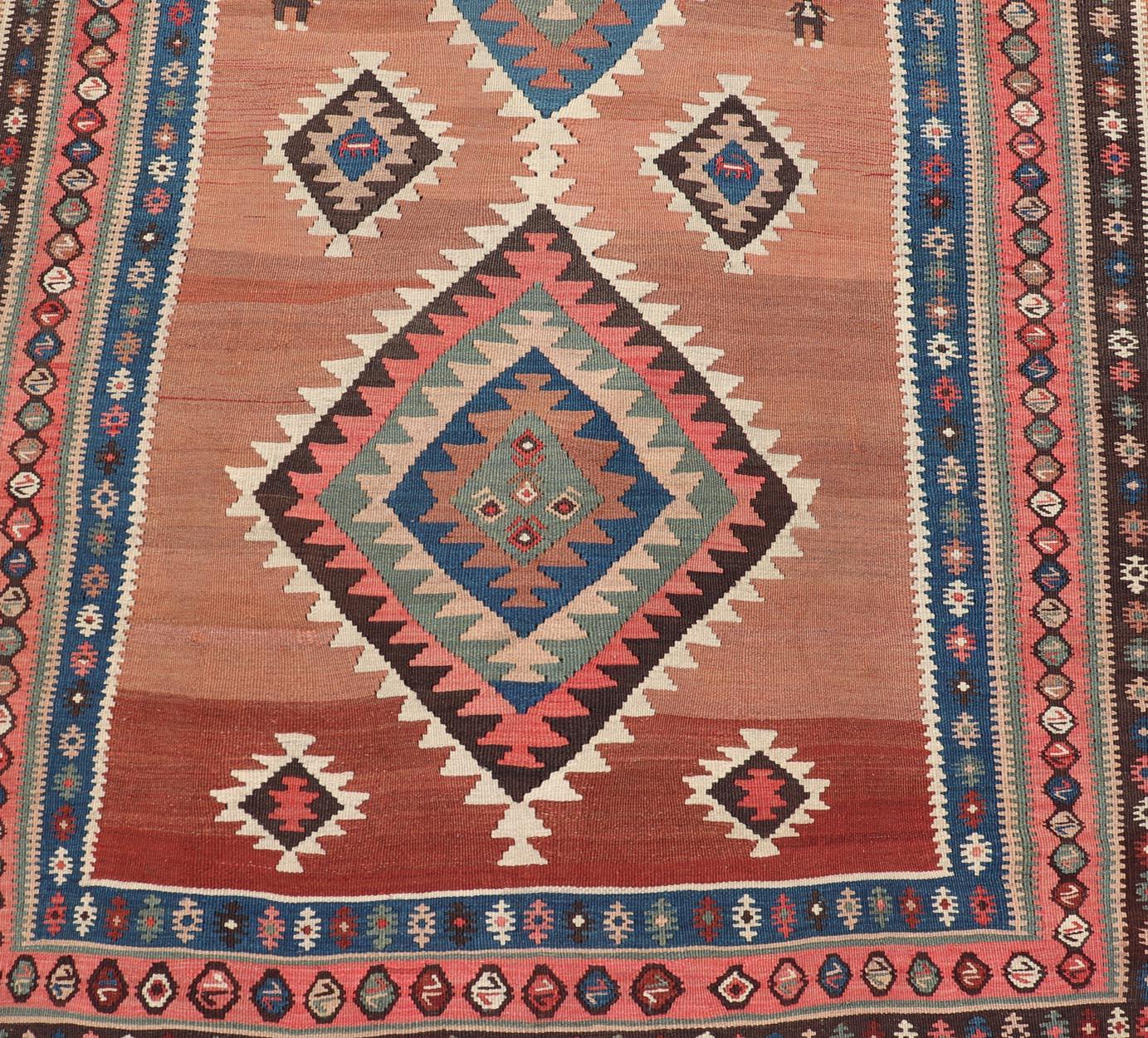 Tissé à la main Tapis de couloir Kilim persan ancien avec motif de médaillon géométrique en vente