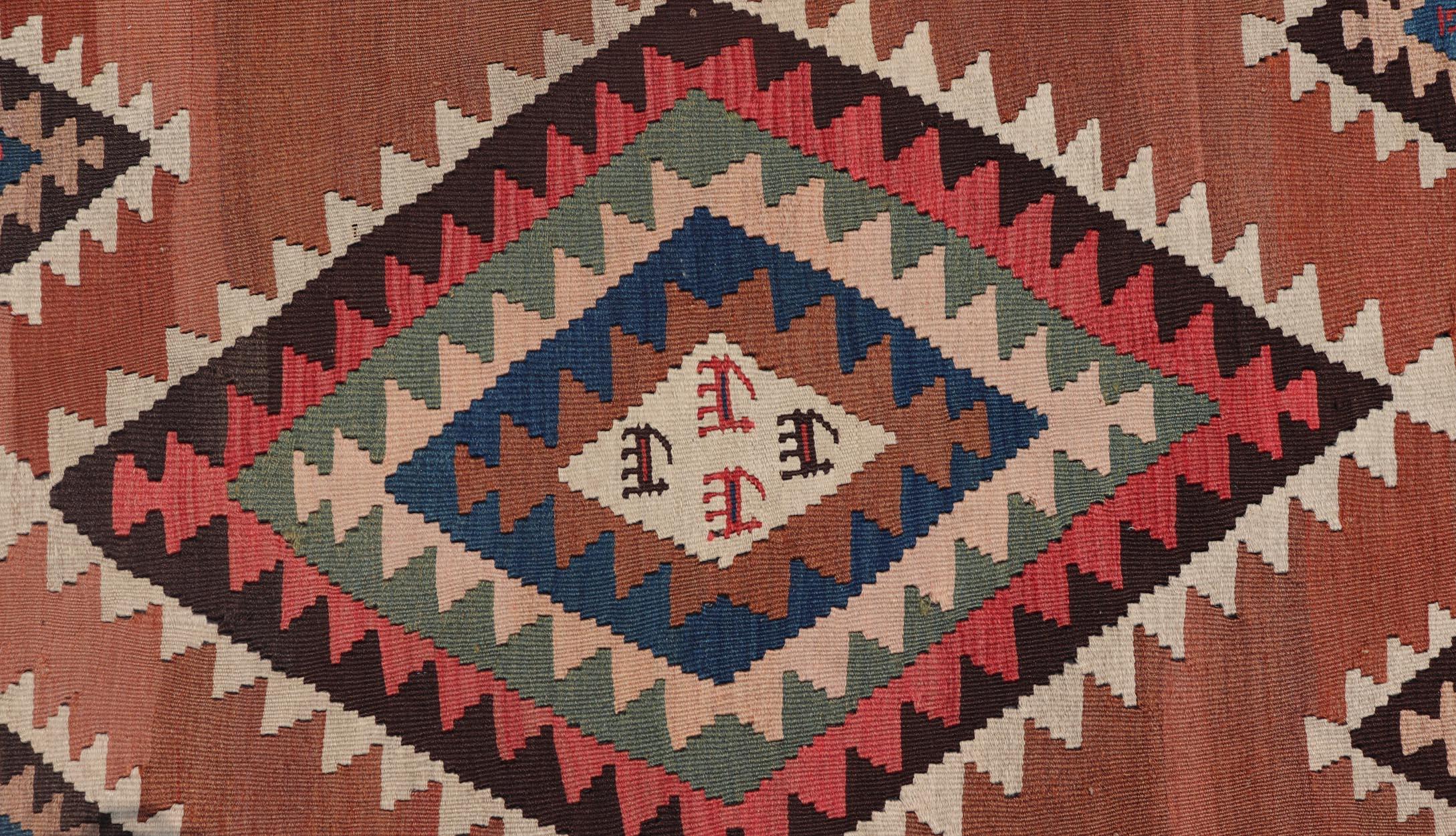 Tapis de couloir Kilim persan ancien avec motif de médaillon géométrique Bon état - En vente à Atlanta, GA