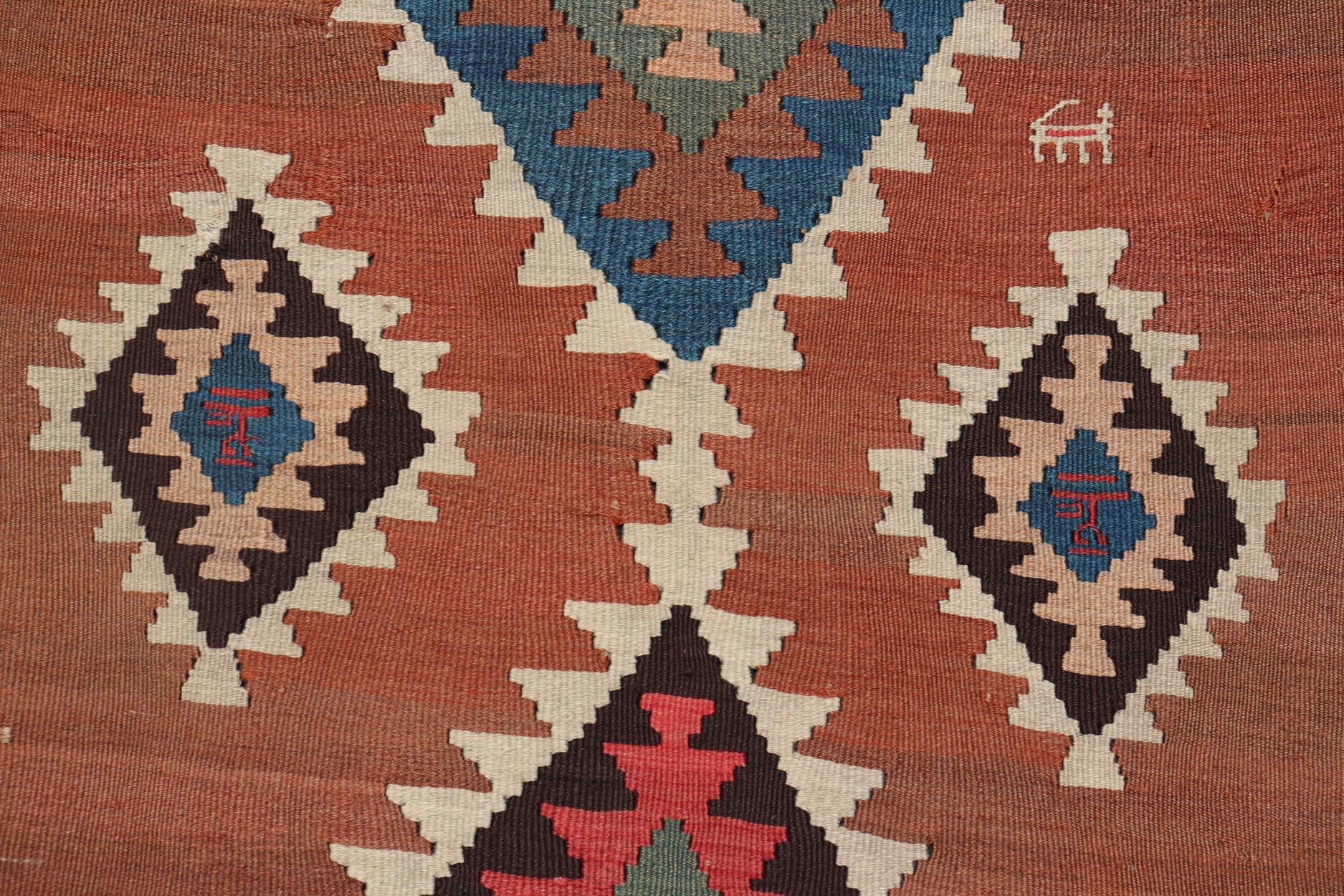 20ième siècle Tapis de couloir Kilim persan ancien avec motif de médaillon géométrique en vente