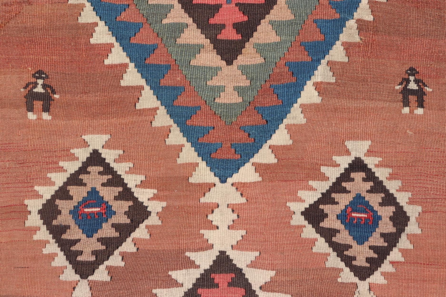 Laine Tapis de couloir Kilim persan ancien avec motif de médaillon géométrique en vente