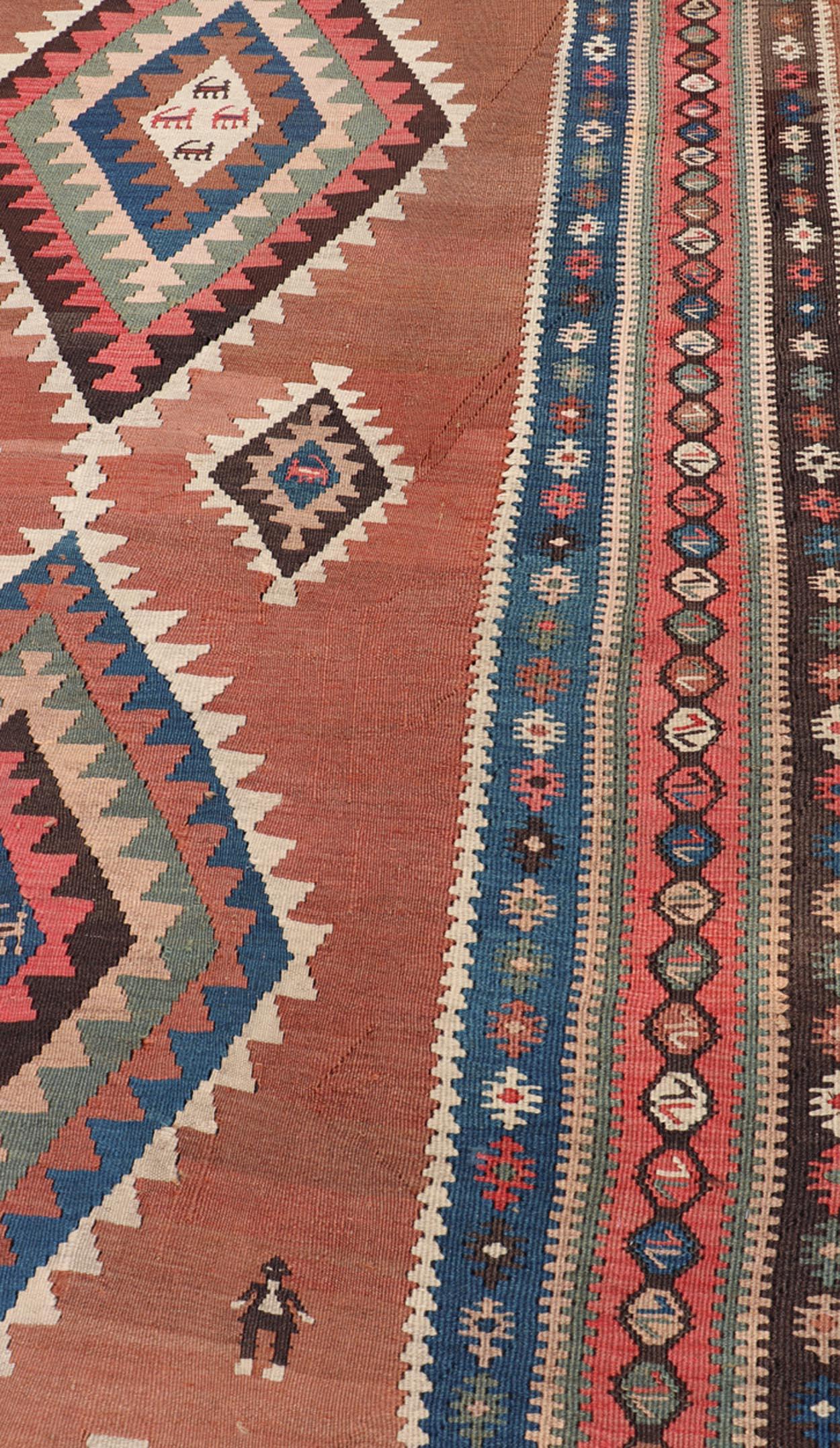 Tapis de couloir Kilim persan ancien avec motif de médaillon géométrique en vente 1