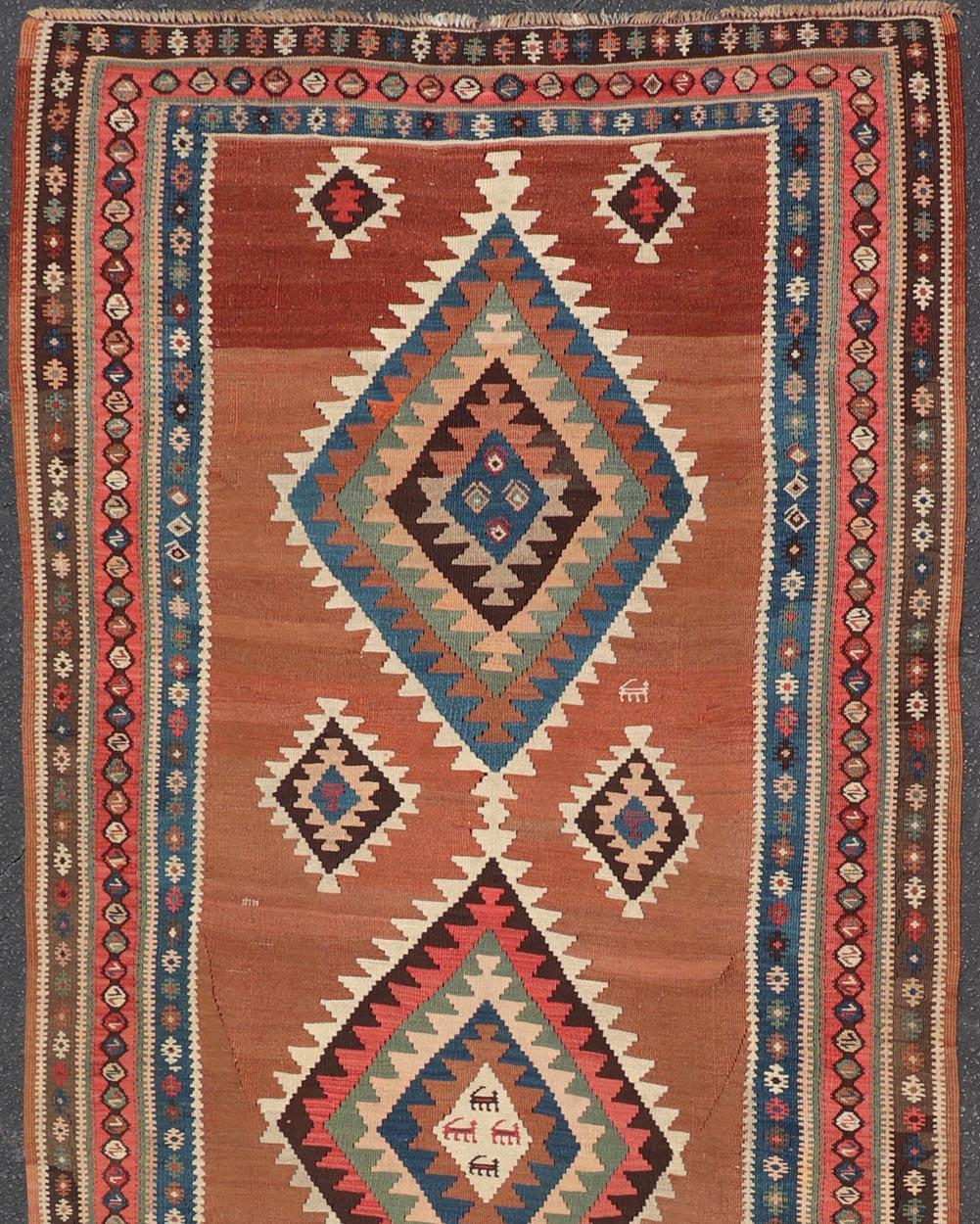 Tapis de couloir Kilim persan ancien avec motif de médaillon géométrique en vente 2