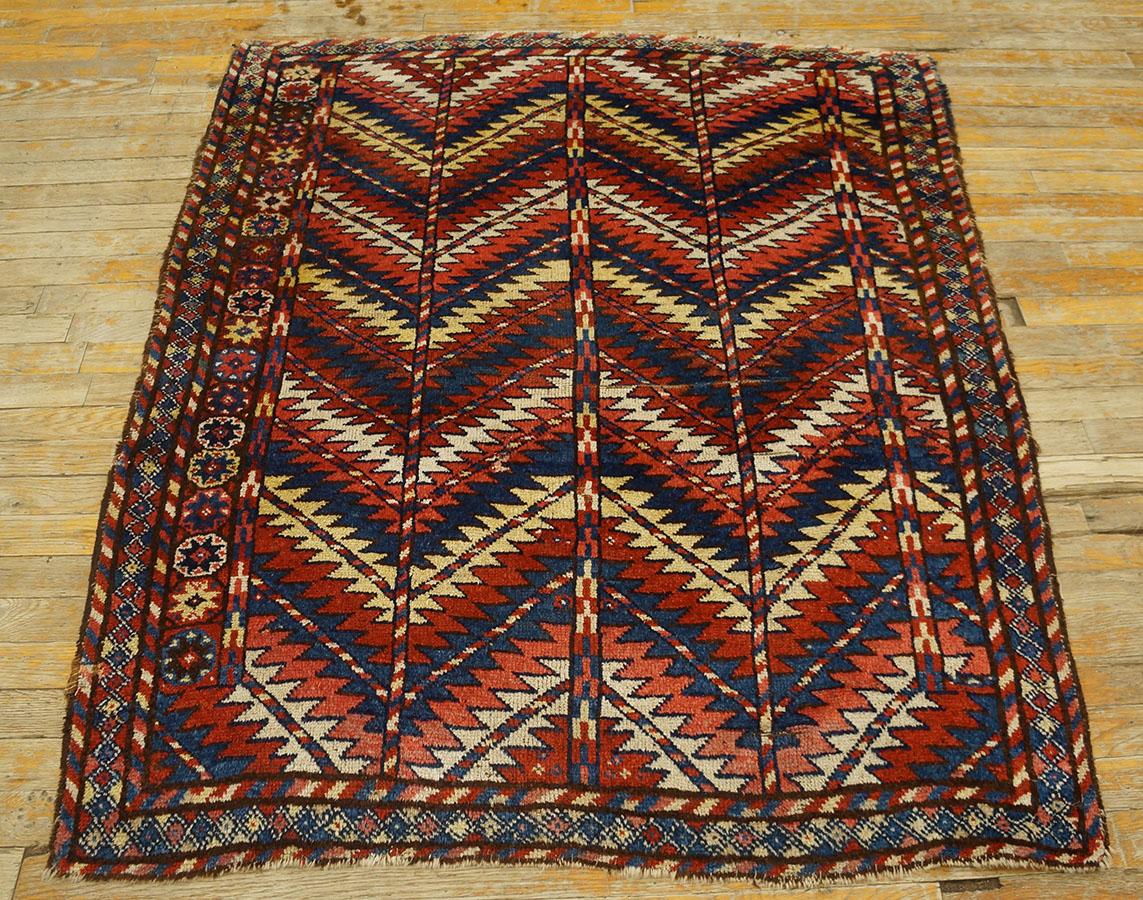 Nordostpersischer Quchan-Teppich des späten 19. Jahrhunderts ( 4' x 4' 10'' - 122 x 147 cm ) 