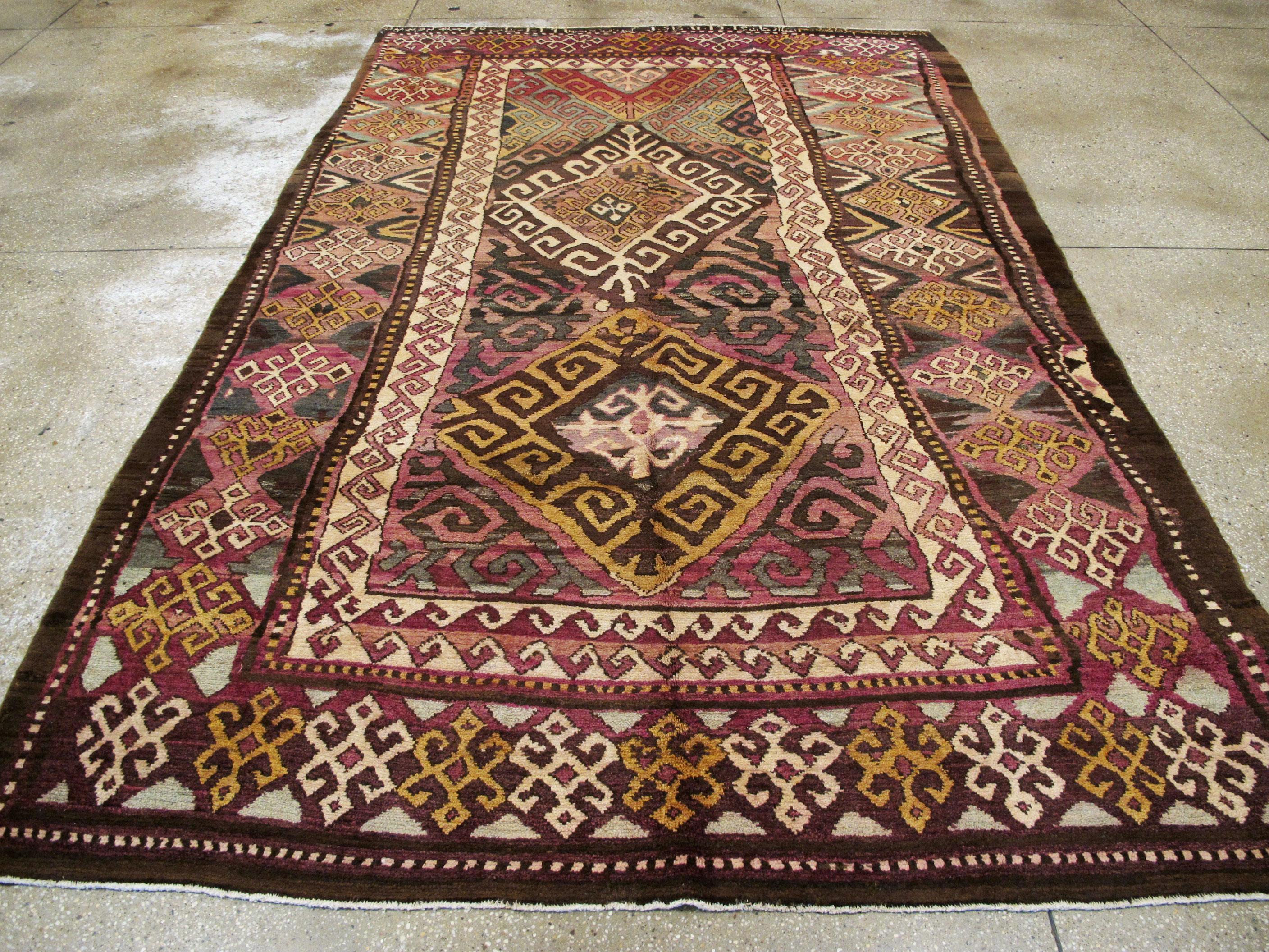 Alfombra de acento tribal persa abstracta única de principios del siglo XX Anudado a mano en venta