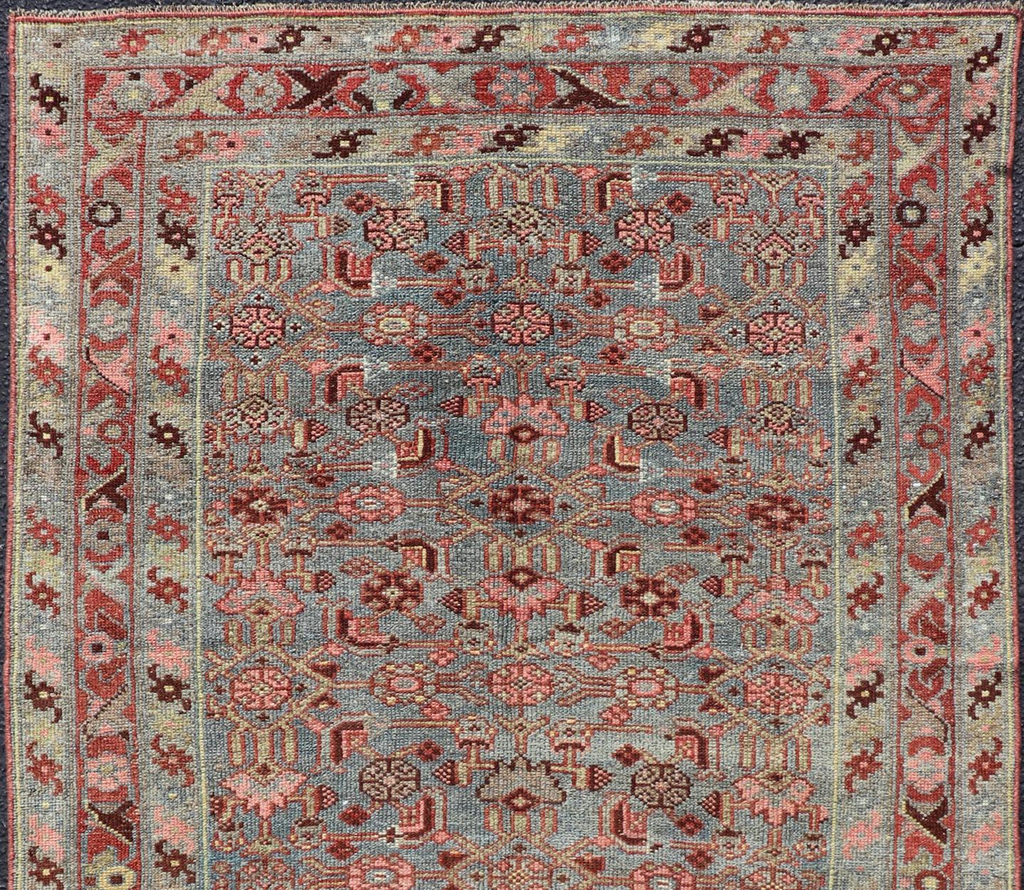 Noué à la main Tapis persan ancien du Kurdistan en bleu, vert, marron et rouge doux en vente