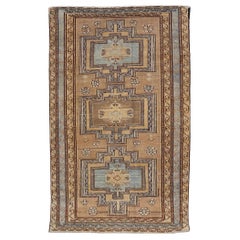 Antiker persischer kurdischer Teppich aus Wolle mit drei Medaillonmuster in Braun und Blau