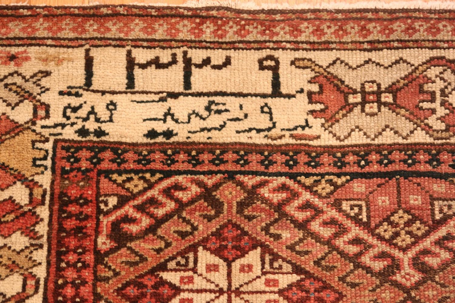 Antiker persischer Kurdenteppich. Größe: 5 Fuß 2 Zoll x 11 Fuß 8 Zoll (20. Jahrhundert) im Angebot