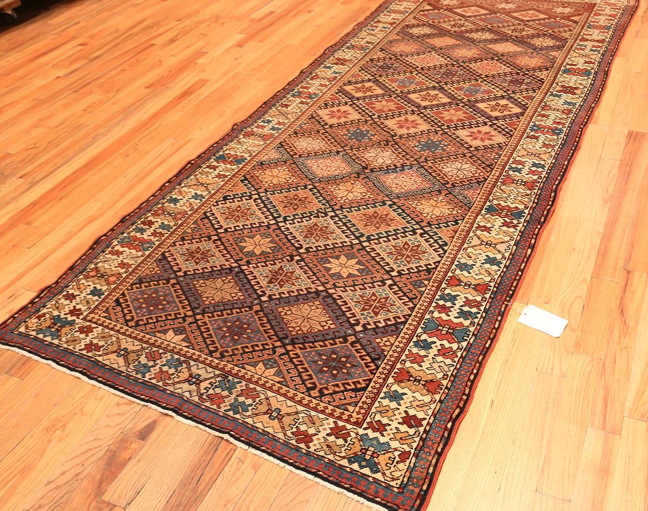 Antiker persischer Kurdenteppich. Größe: 5 Fuß 2 Zoll x 11 Fuß 8 Zoll im Angebot 1